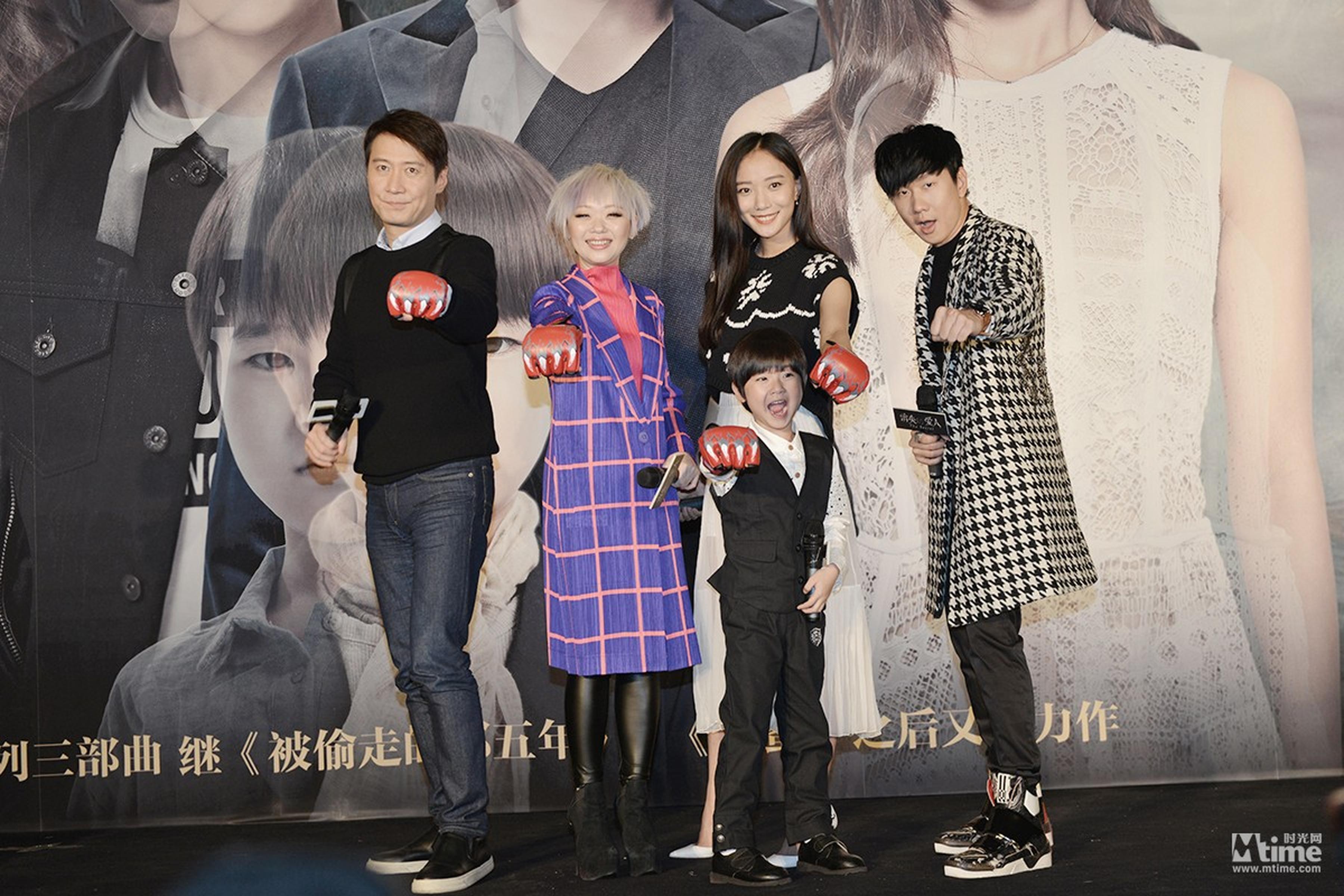 主创合影：（从左至右）黎明、黄真真、王珞丹、何承蔚、林俊杰