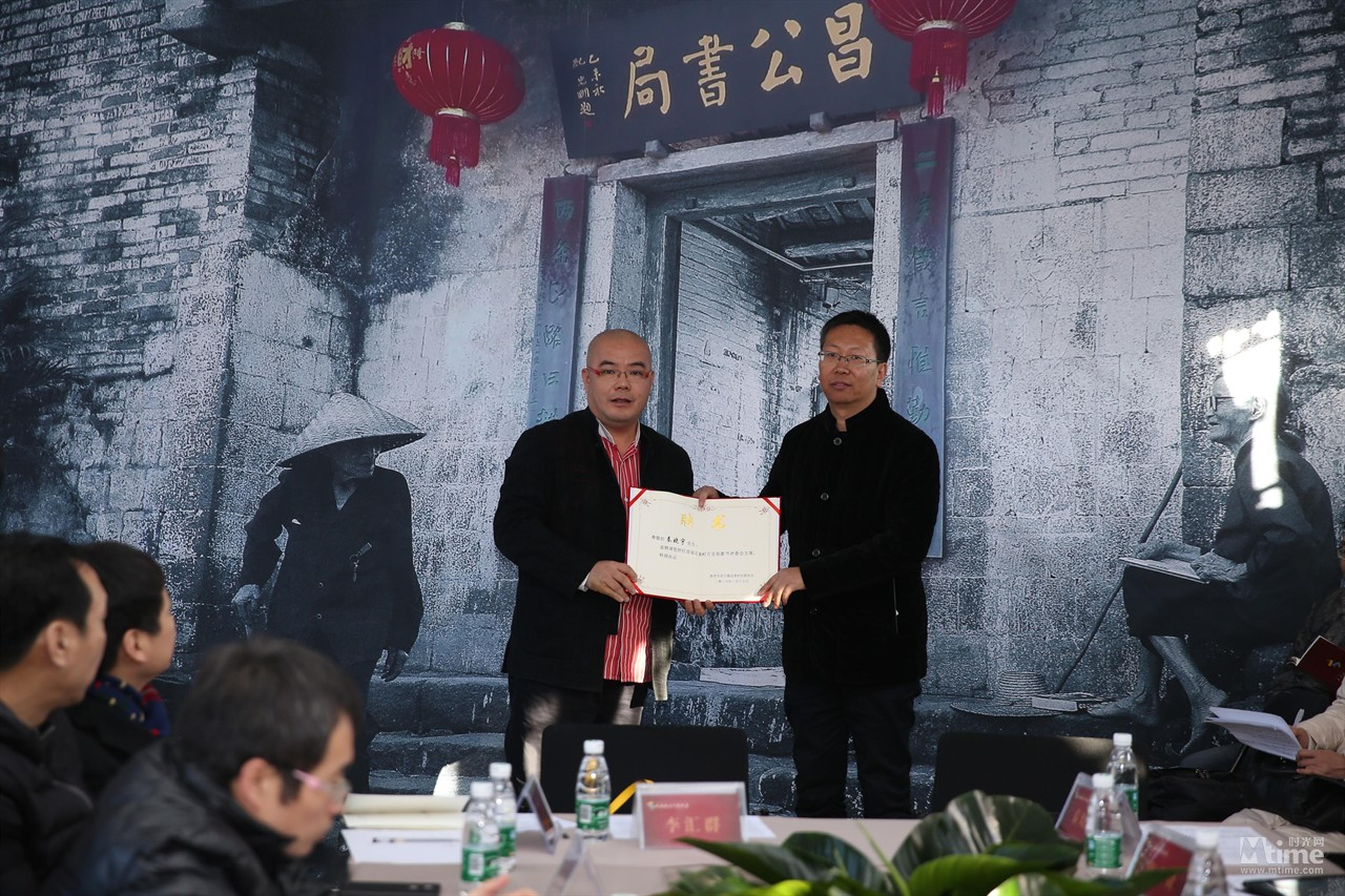 陈宇向评委会主席秦晓宇颁发聘书