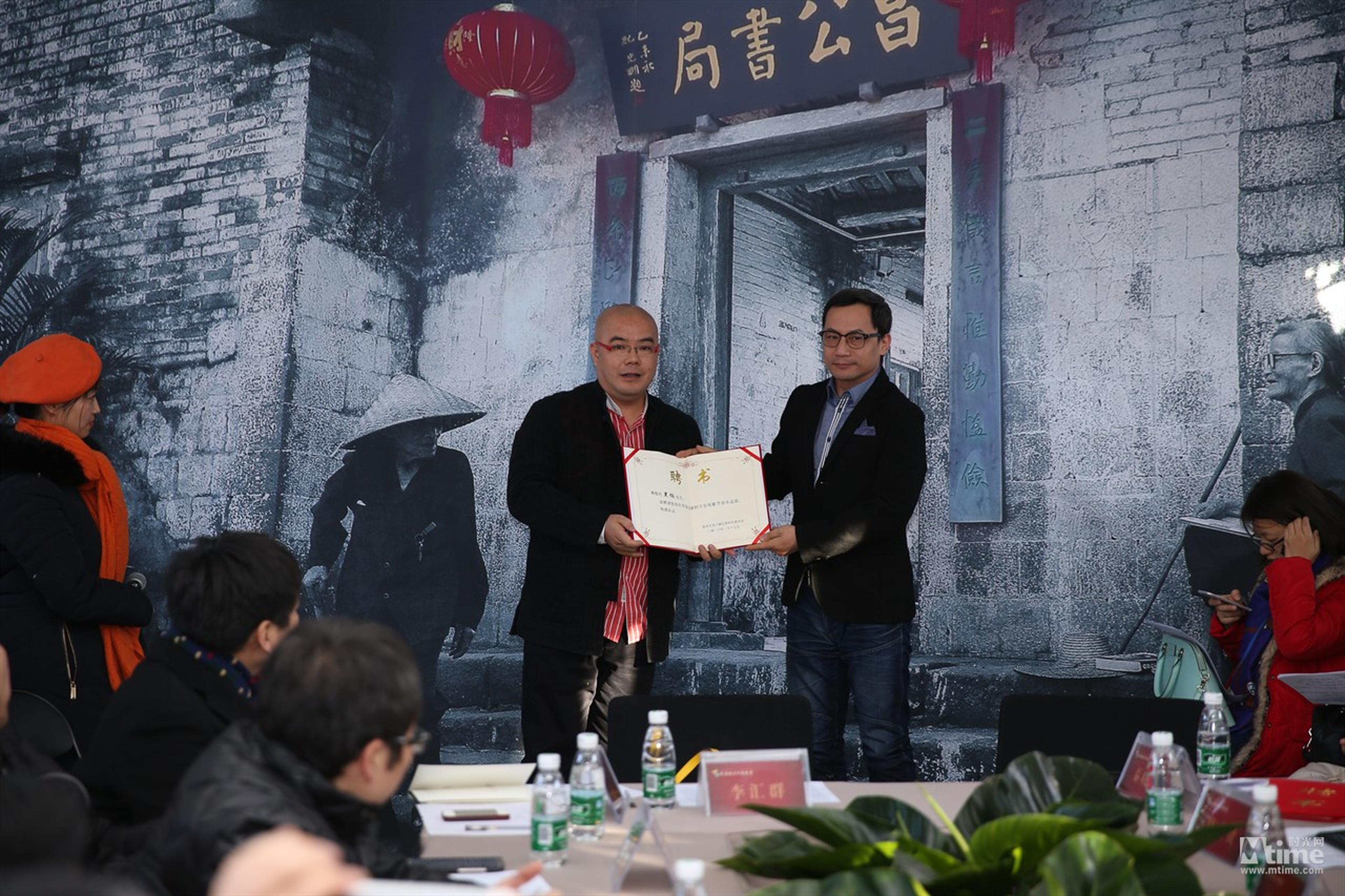 陈宇向电影节音乐总监黑楠颁发聘书