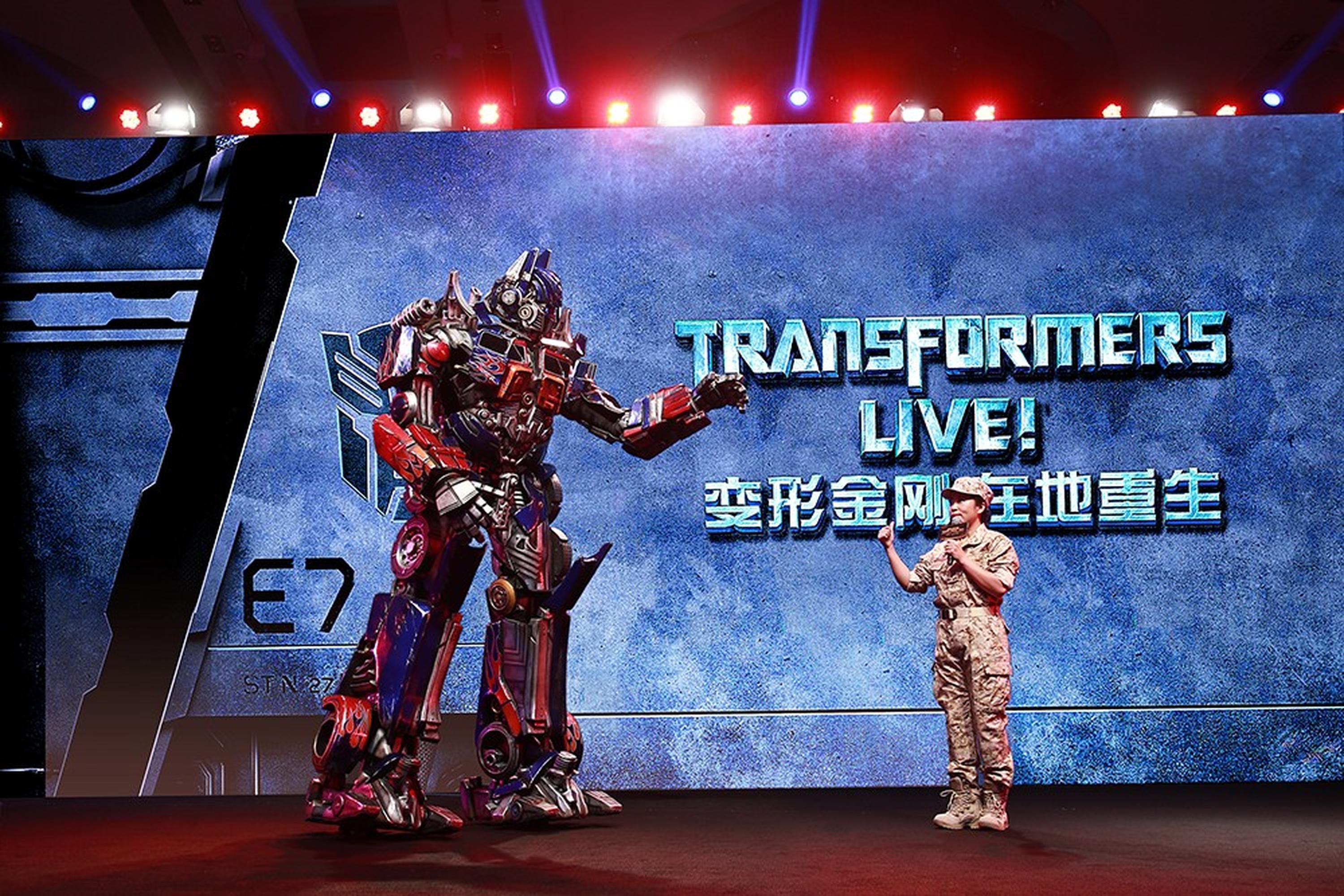 印纪影视娱乐传媒有限公司董事长吴冰对变形金刚竖起大拇指