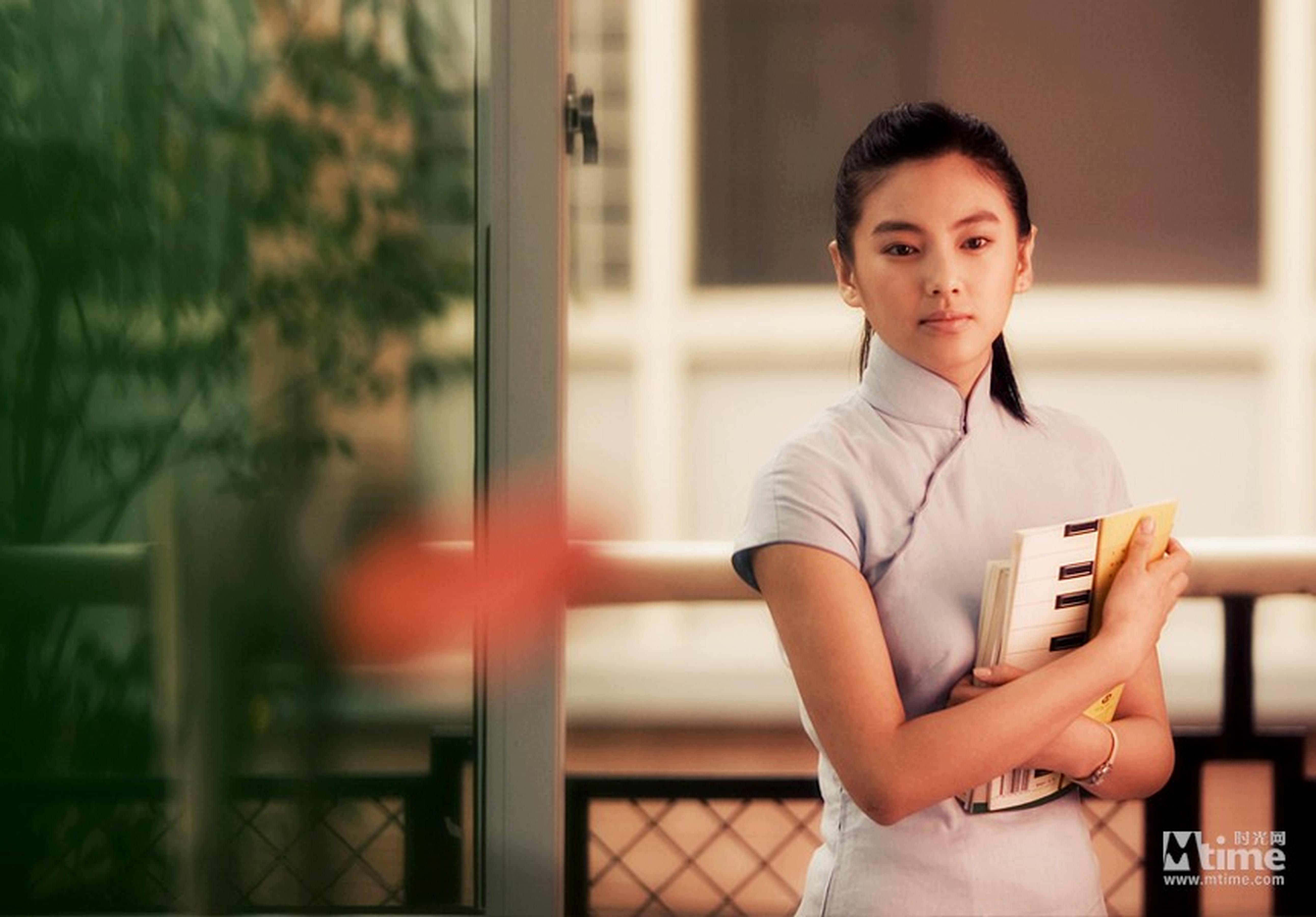 张雨绮《长江七号》中的造型和现在比,略有些婴儿肥,那个角色本身没有什么出彩的地方,得益于那件旗袍的陪衬,不知怎地,就很有星爷女主角的意思。