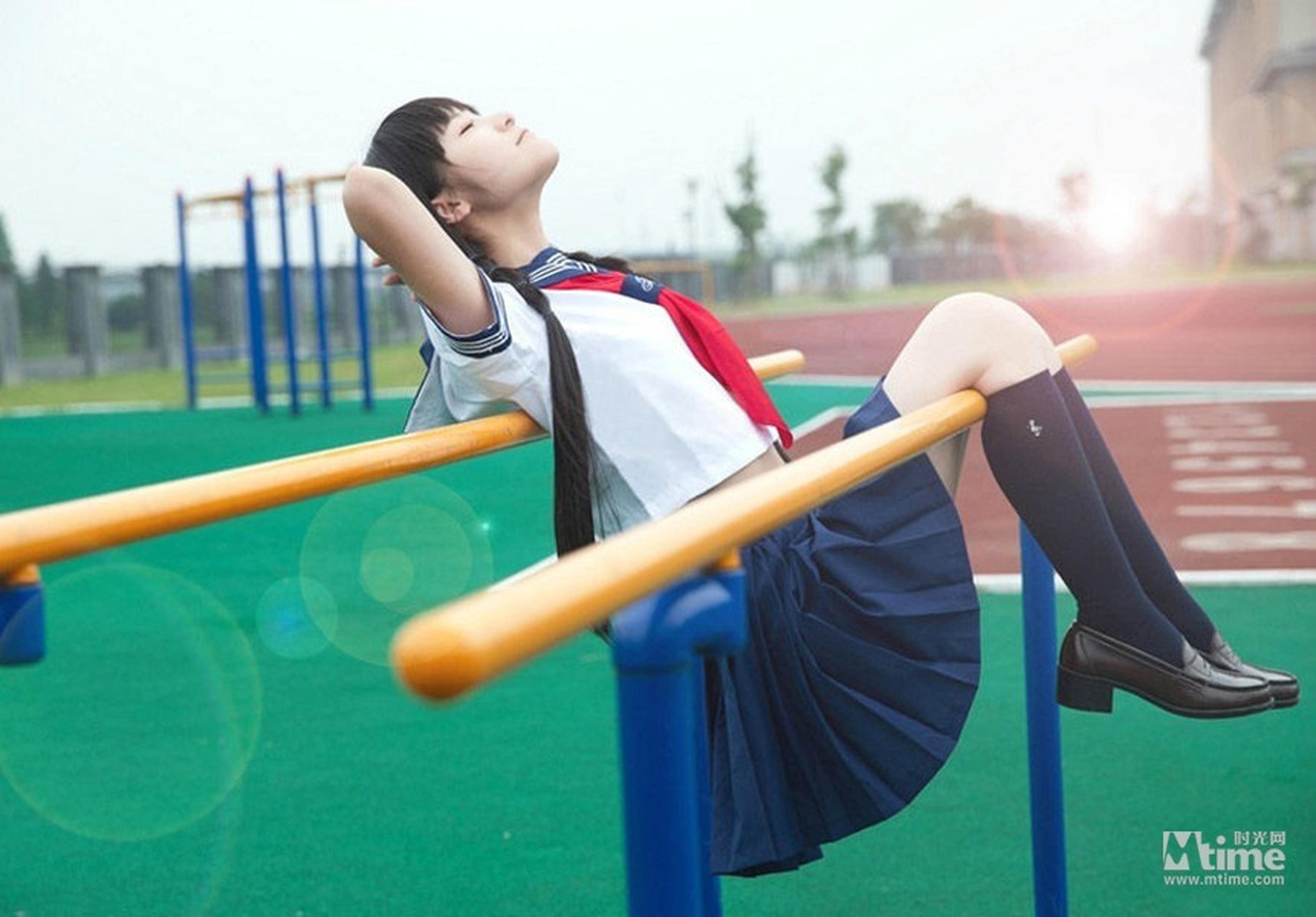 成长后的徐娇出落成一个小美女,同样是穿校服,她已经变成了日系的制服萝莉。
