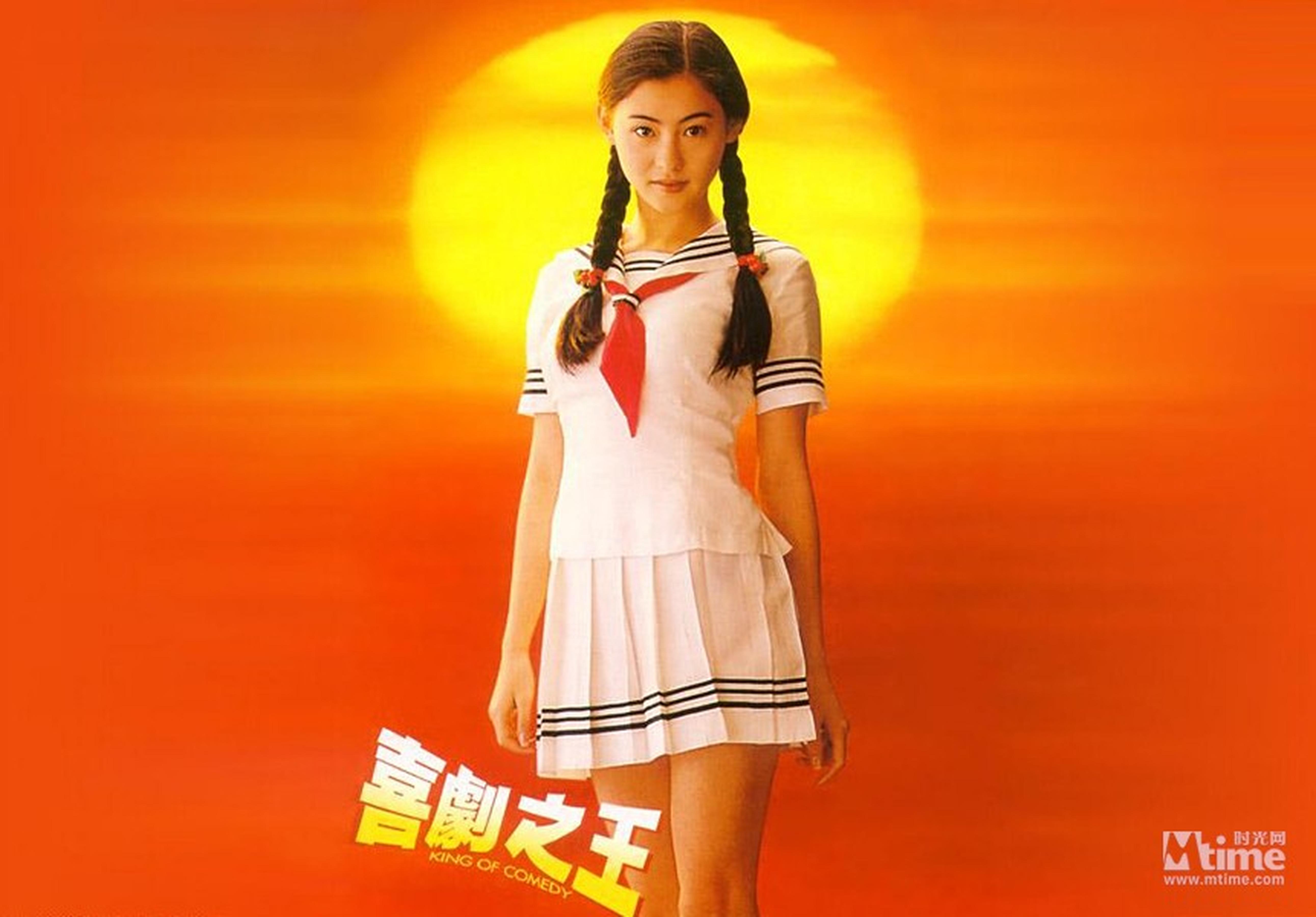 张柏芝当年凭借在《喜剧之王》中饰演的柳飘飘一炮走红,片中她时而是泪眼汪汪的制服少女,时而是情绪波动的野蛮泼妇,多变的演绎,为她获得了当年香港金像奖最佳新人的提名。