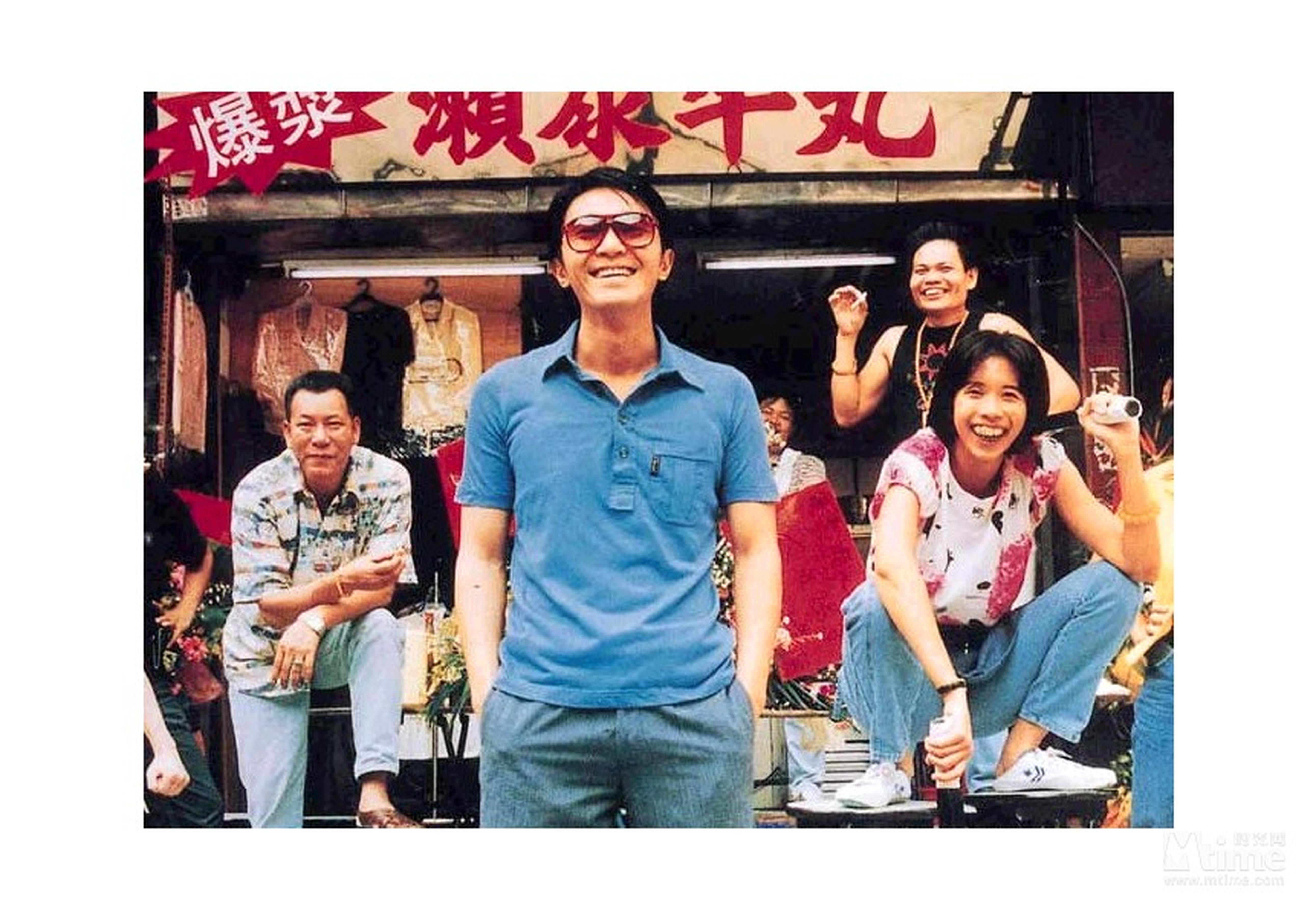 不走寻常路的星爷找来《大话西游》中和他有过合作的莫文蔚饰演那个满口龅牙,但是会做很好吃叉烧饭的古惑女,莫文蔚95-98和周星驰秘密地下恋3年,拍这部电影时,两人应该正在恋爱中。