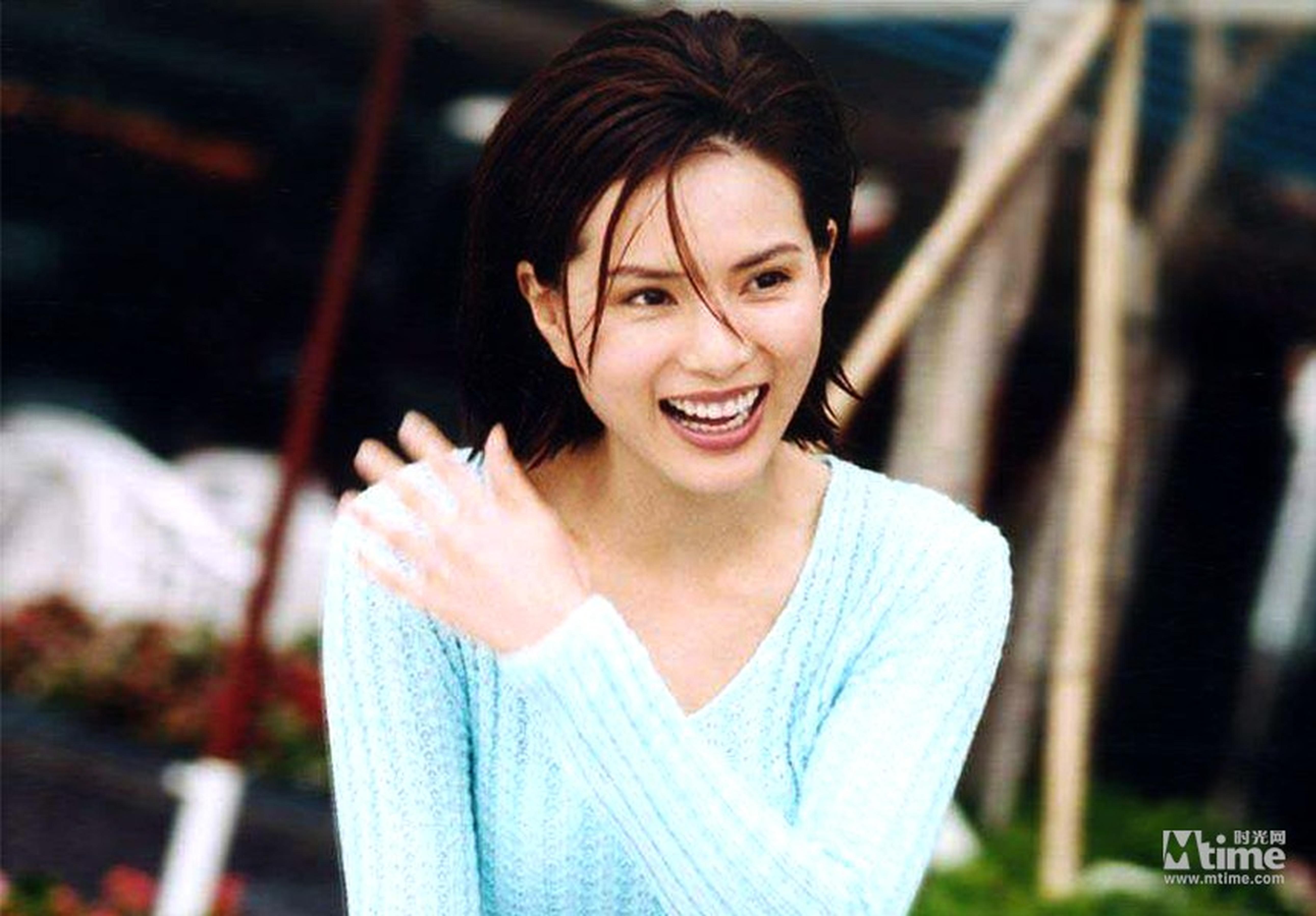 1995年,李若彤凭借《神雕侠侣》中的“小龙女”走红,《大内密探零零发》上映的时候,正是她的人气巅峰,片中她魅惑妖艳,完美诠释了这个角色。