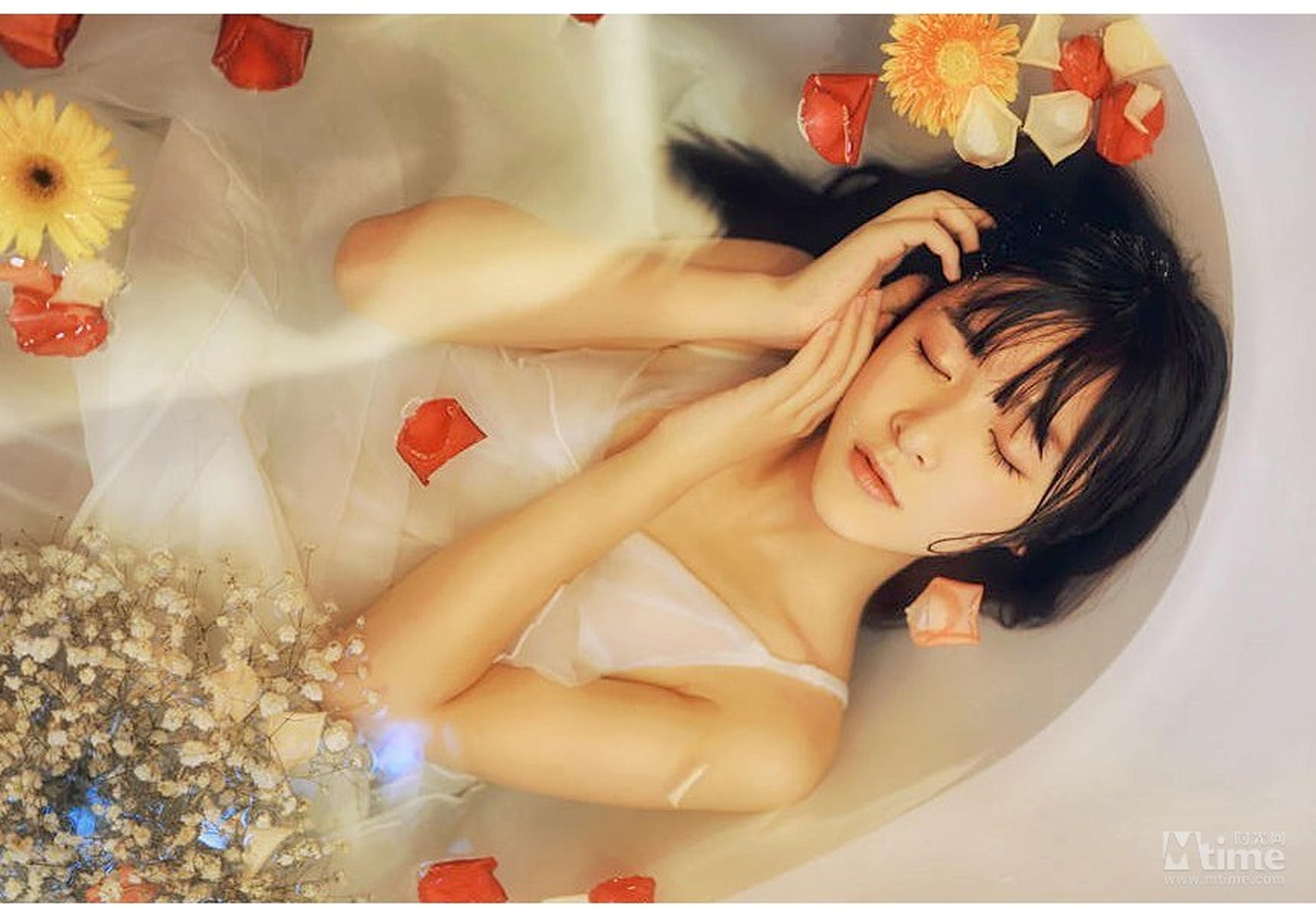 徐娇写真——浴缸里的花样少女。相比很多人学表演,徐娇妹子选择了去美国学电影制作,年龄小,但是还蛮有想法的。