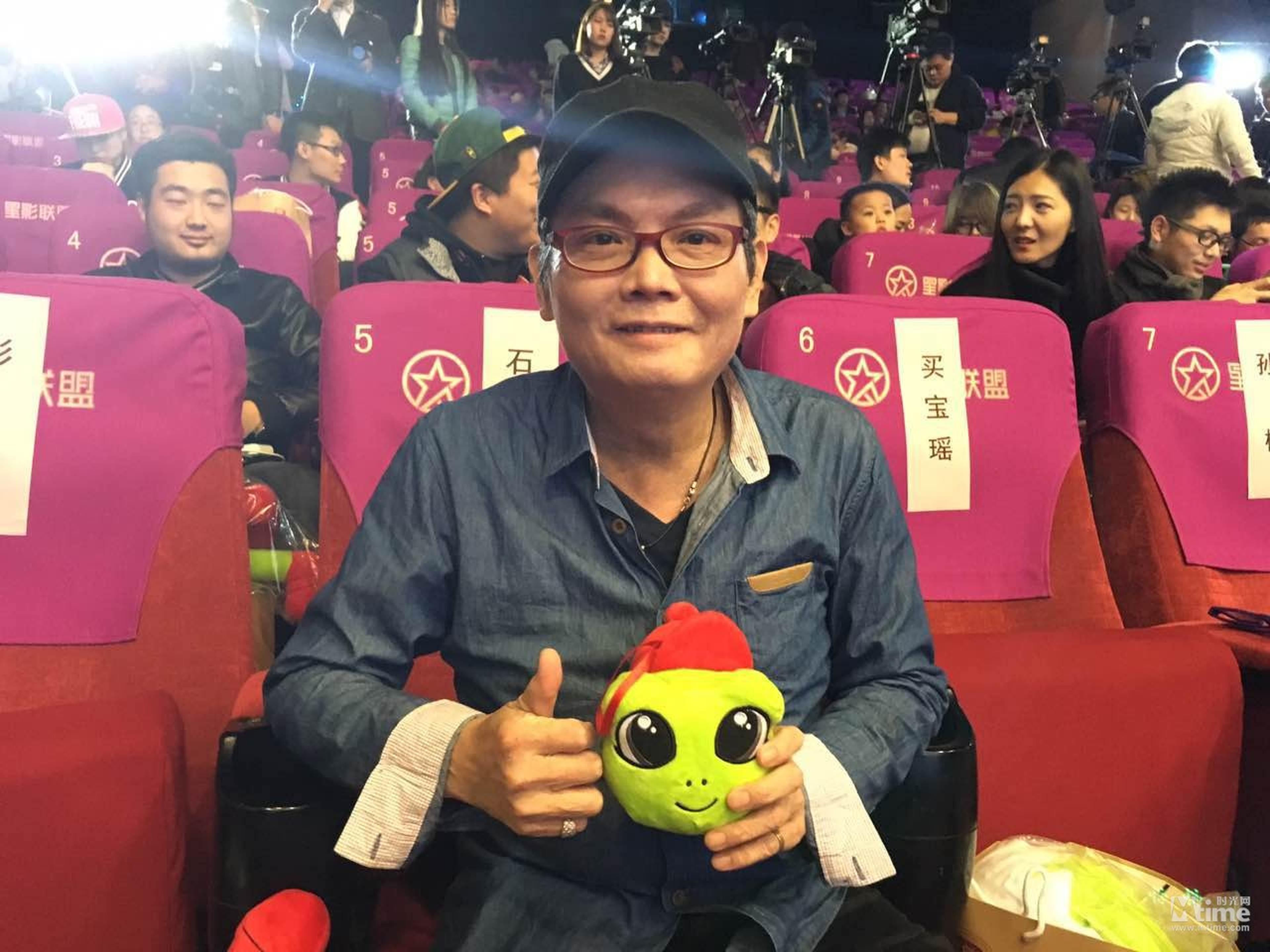 石班瑜手拿青蛙萌宠卖萌