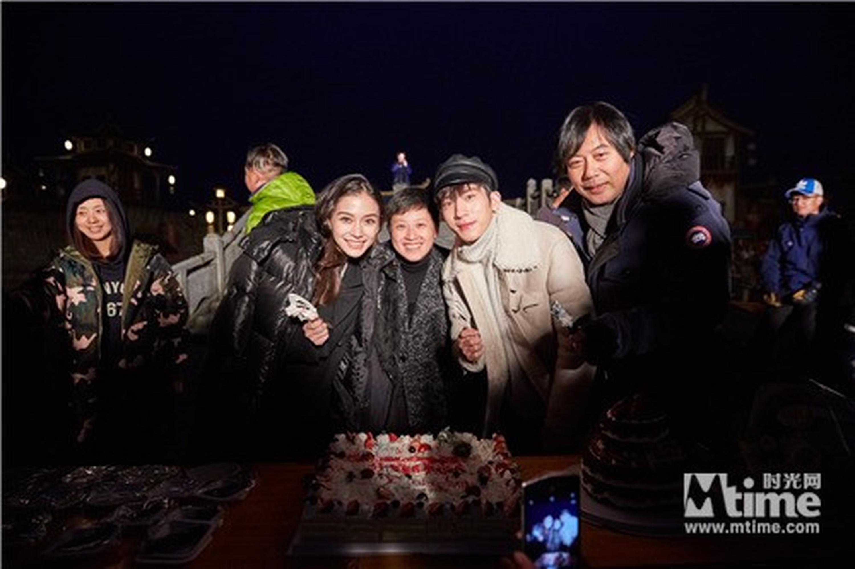 与剧组庆祝杀青