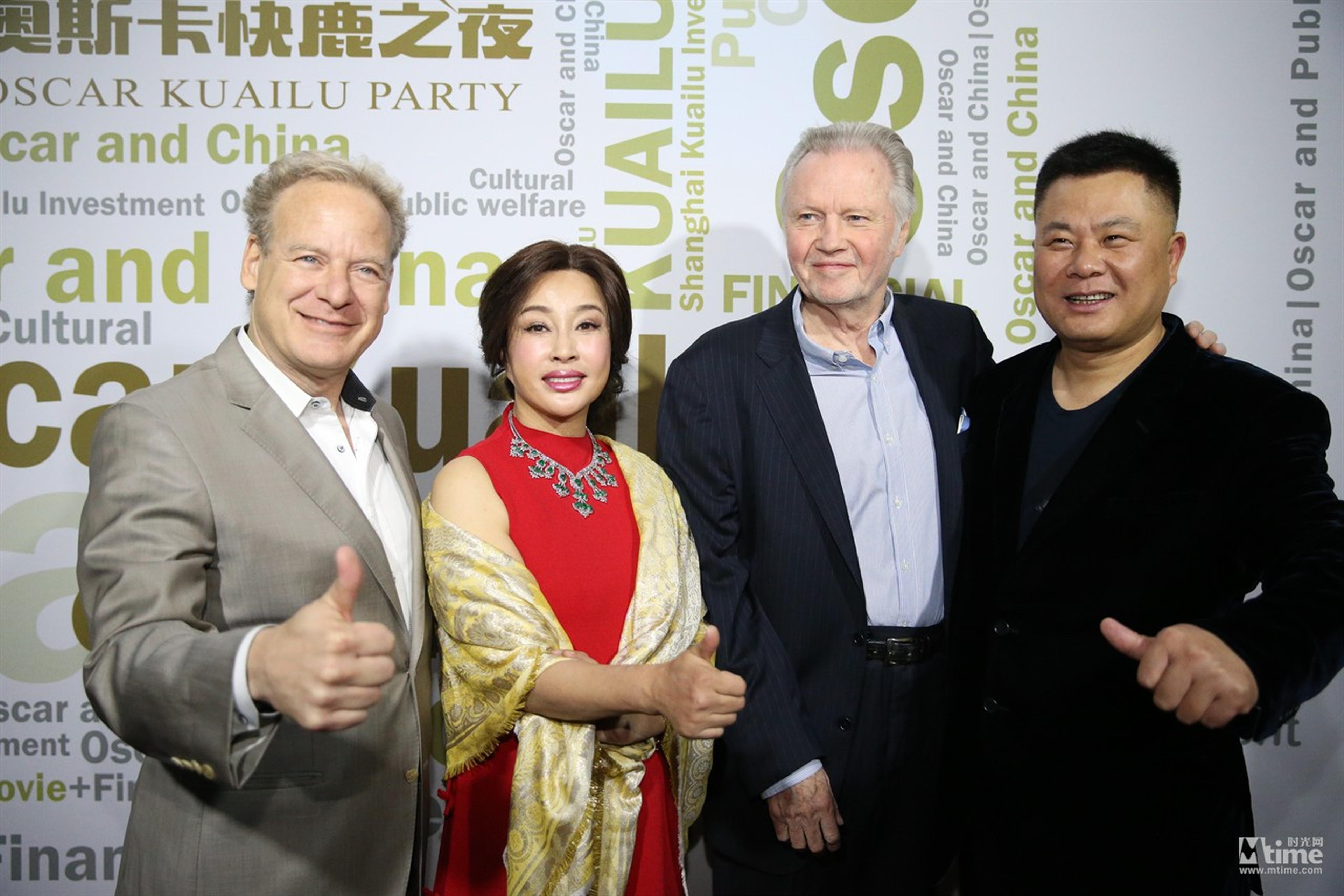 奥斯卡快鹿之夜（左起好莱坞著名电影制片人Steven Paul、刘晓庆、著名奥斯卡影帝Jon Voight、施建祥）
