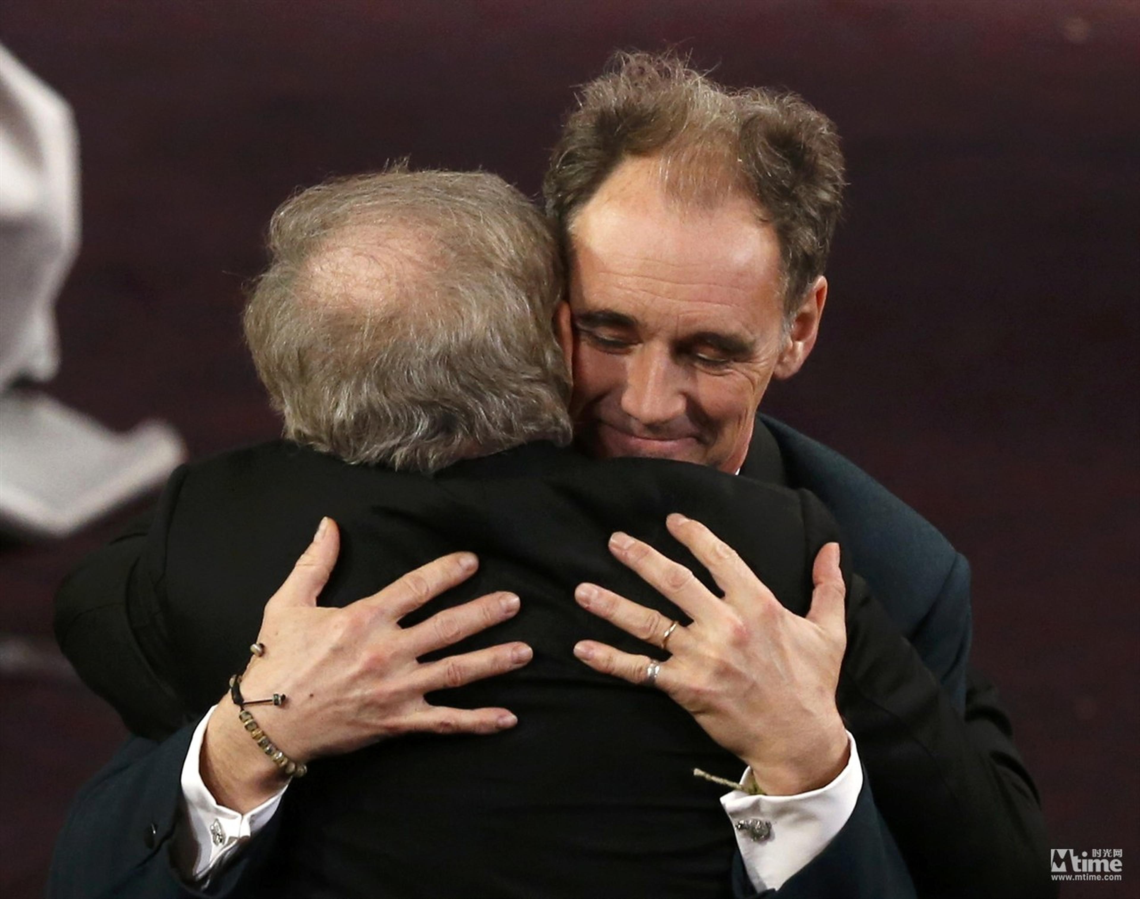 获奖系列之温暖的拥抱，马克里·朗斯获得最佳男配，回身拥抱导演斯皮尔伯格