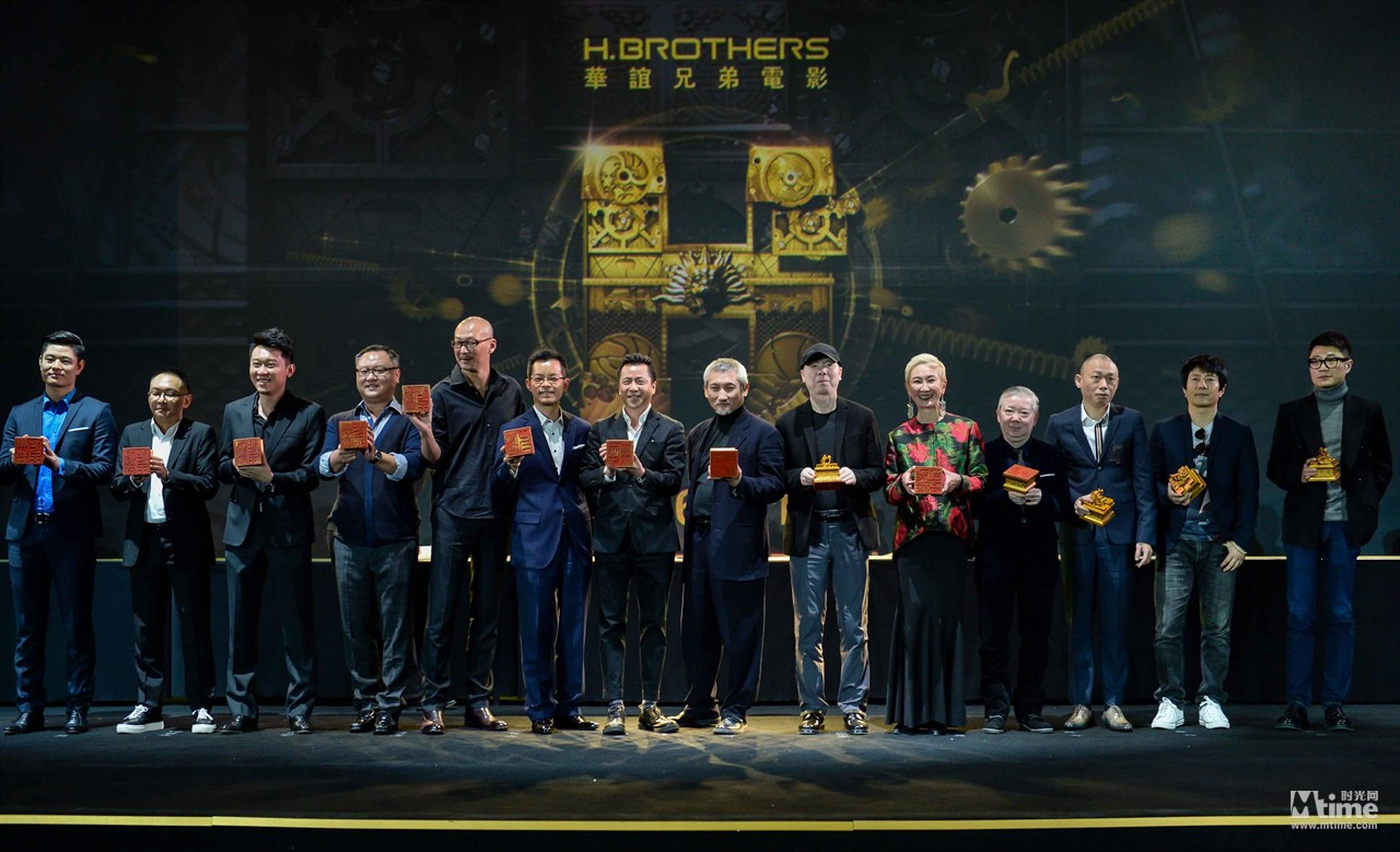 华谊兄弟H计划合作导演手拿印玺合影