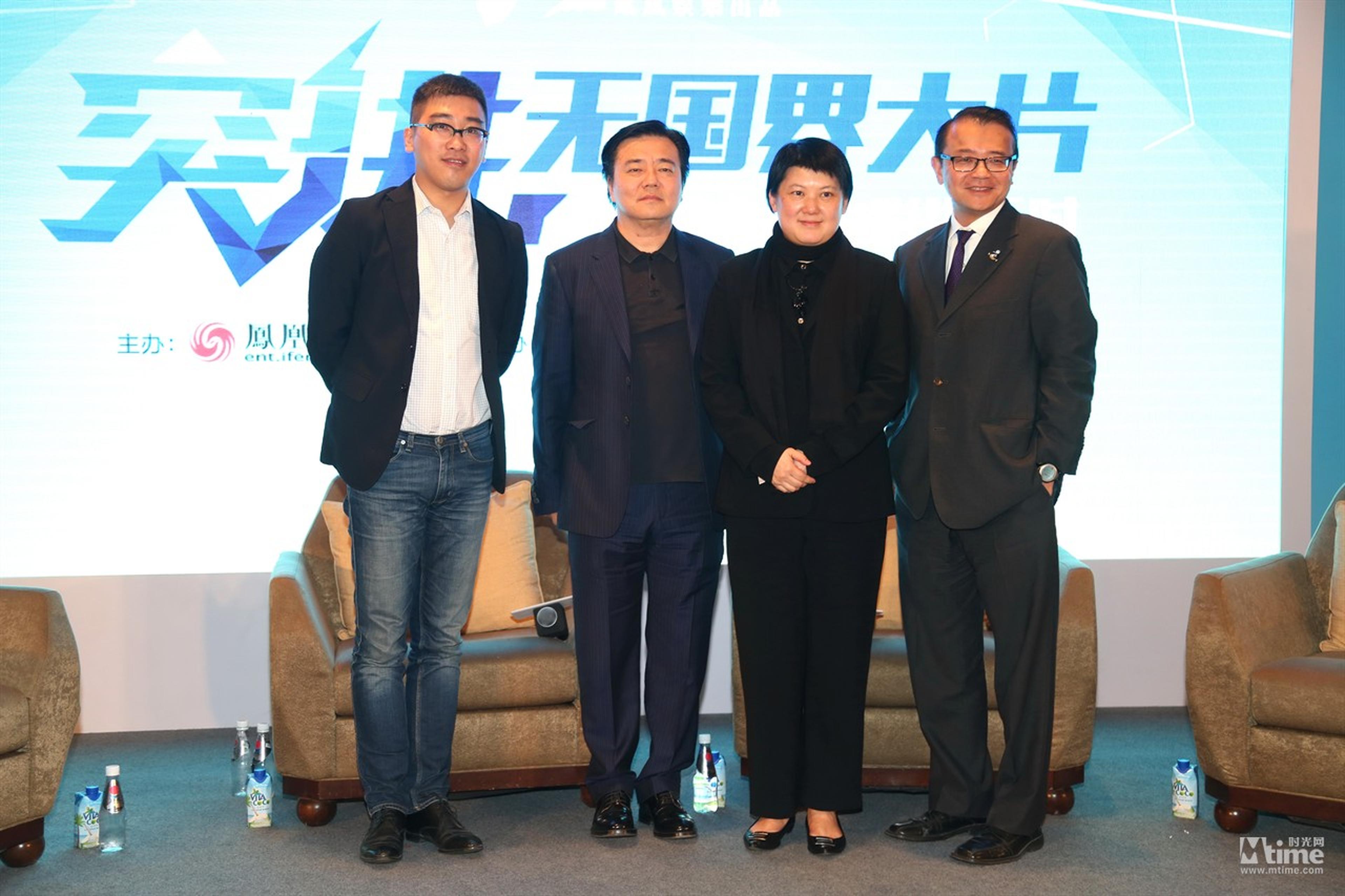 从左至右：主持人张文伯、《 荒野猎人》制片人李少伟、索尼影视大中华首席制作总监黄嘉莉、东方梦工厂CEO方淦