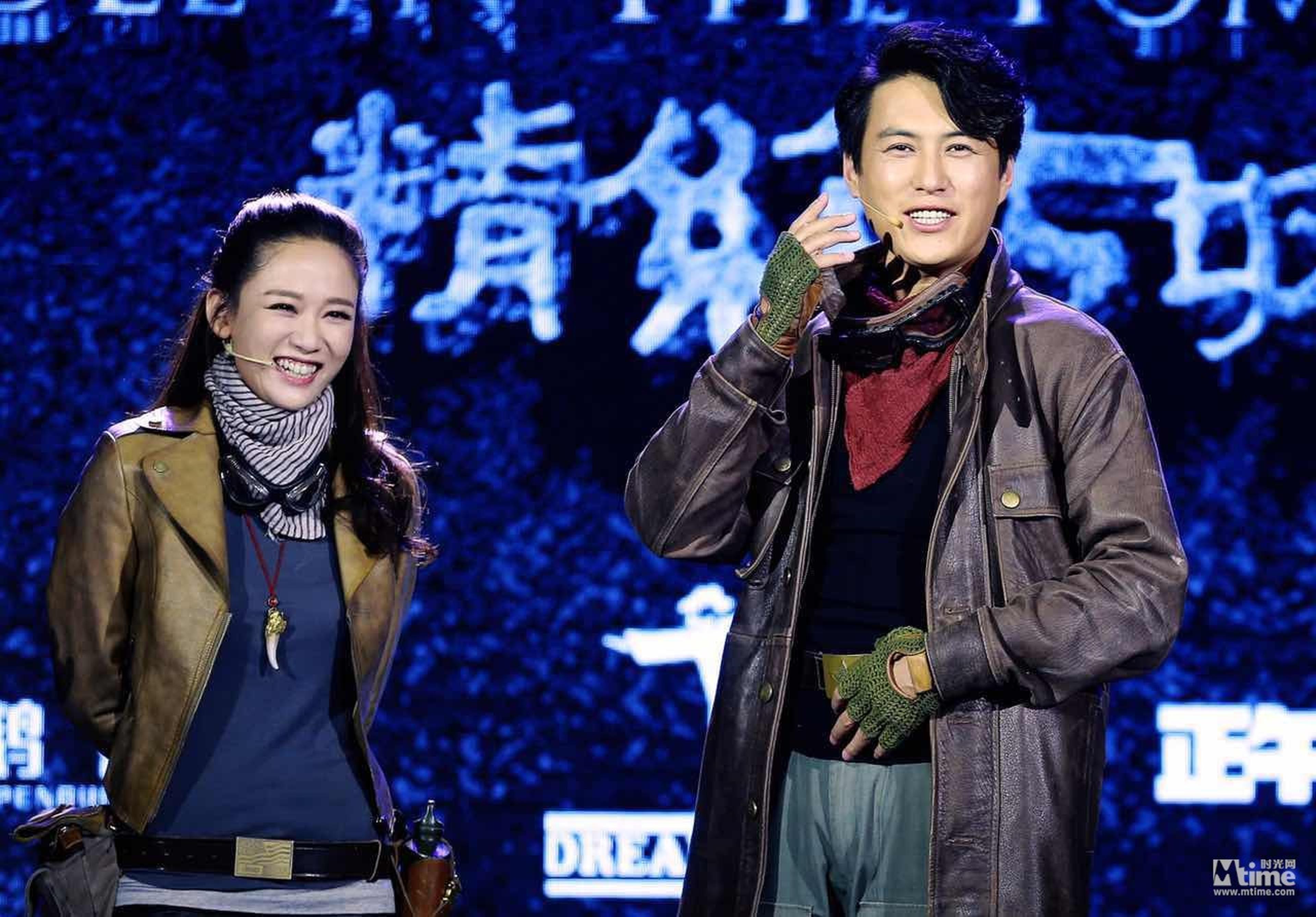 靳东说自己从进了《鬼吹灯》的组之后好像整个人都变得“贫”了许多，八成是胡八一入戏太深。发布会上靳东也的确比以往更活泼更“话痨”。