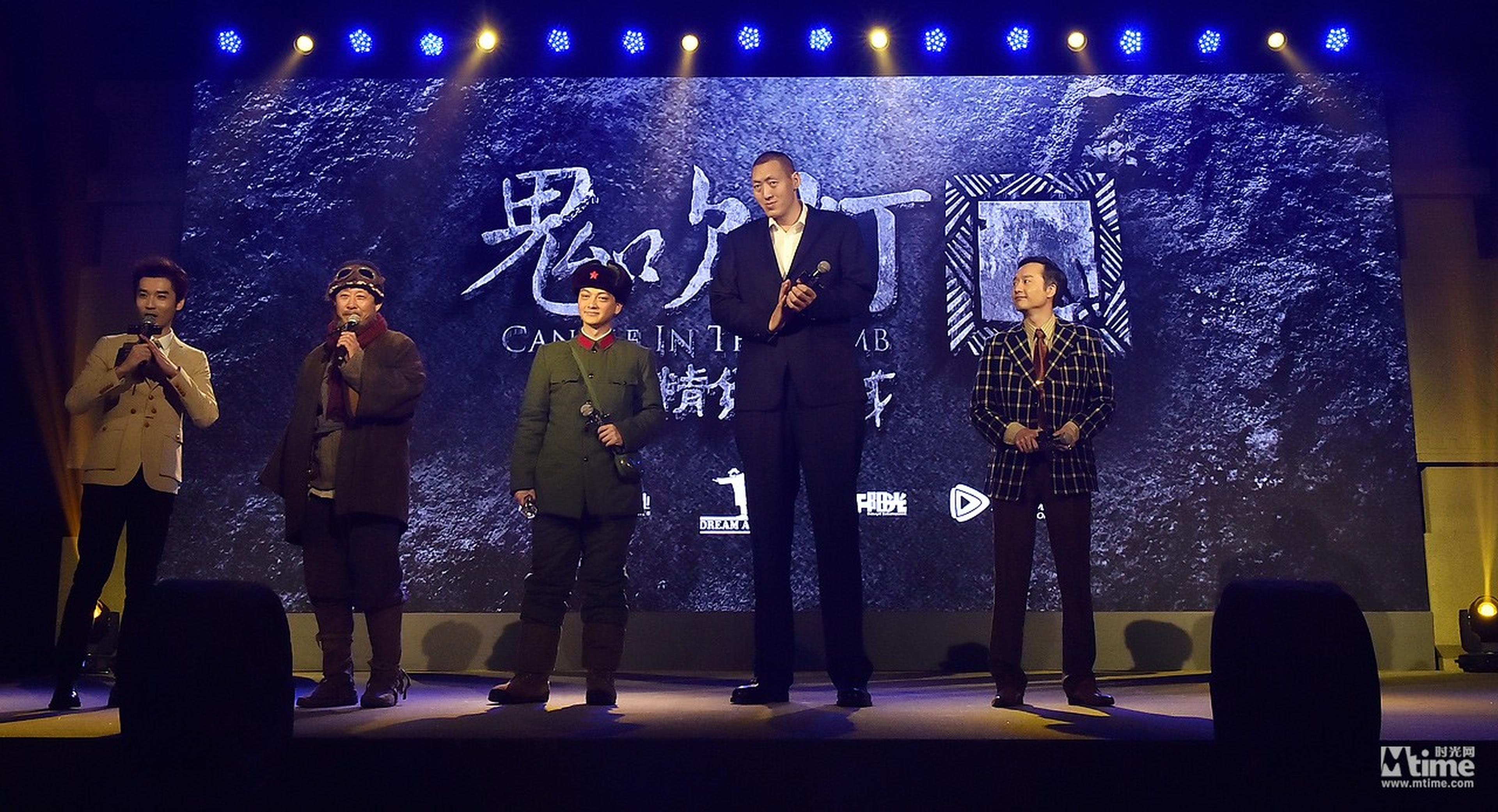 “穆青”张晓谦（左三）饰演尕娃，“夏江”王永泉（左二）饰演安力满，“梁处长”岳旸（右一）饰演大金牙。篮球运动员孙明明饰演红犼，孙明明称上完妆的样子自己都被自己吓到了。