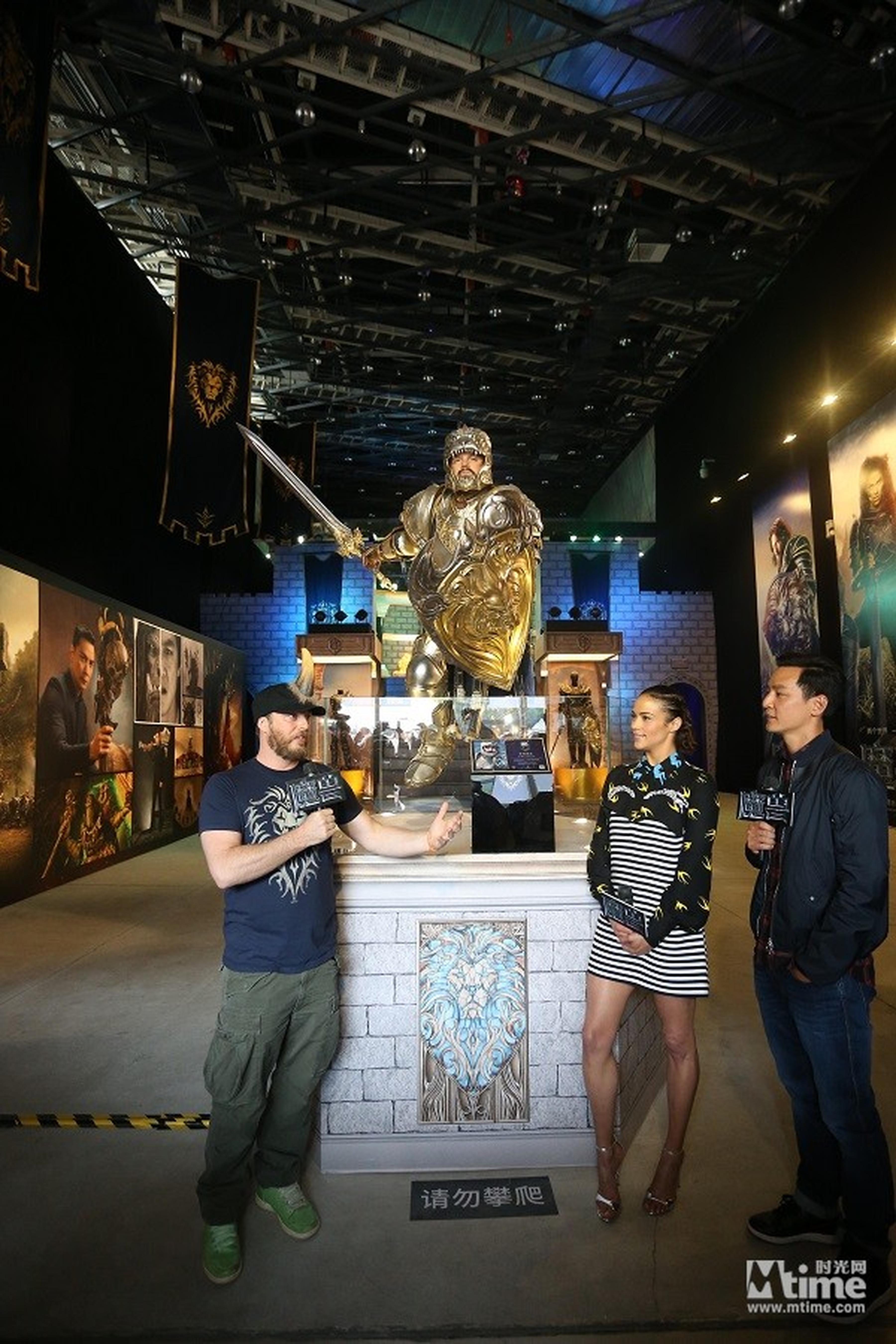 吴彦祖、宝拉·巴顿、邓肯·琼斯三位主创参观北京《魔兽》主题展