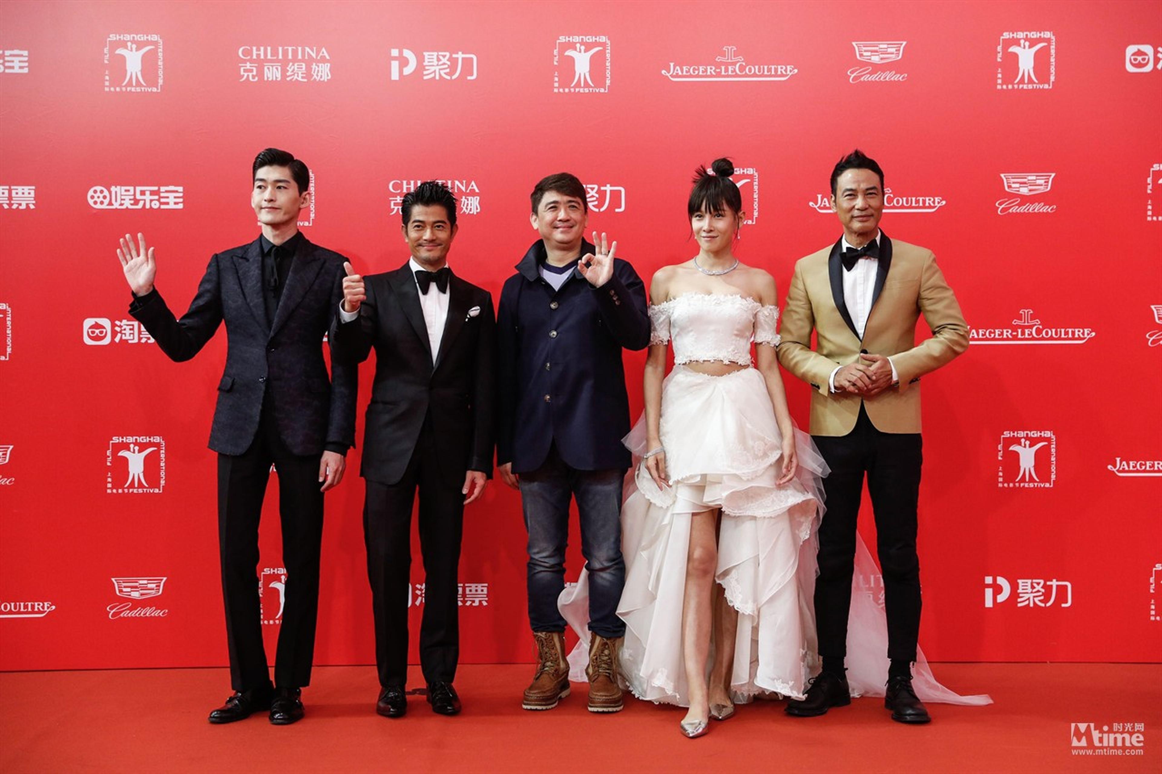 《新永不消逝的电波》导演钟少雄及主演郭富城、任达华、张翰等主演走上红毯。