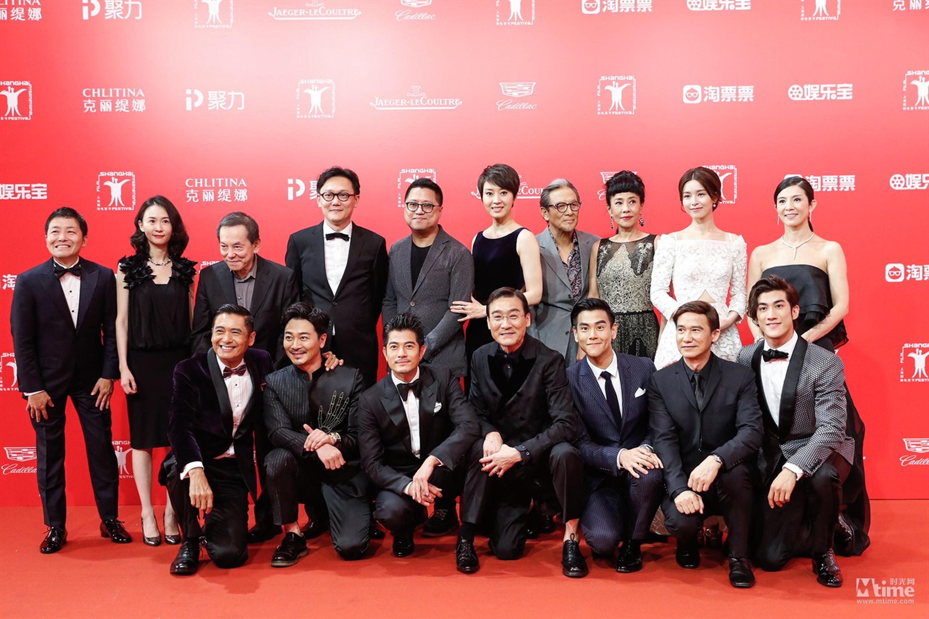 开幕片《寒战2》剧组近20人集体登上红毯，一排都站不下！