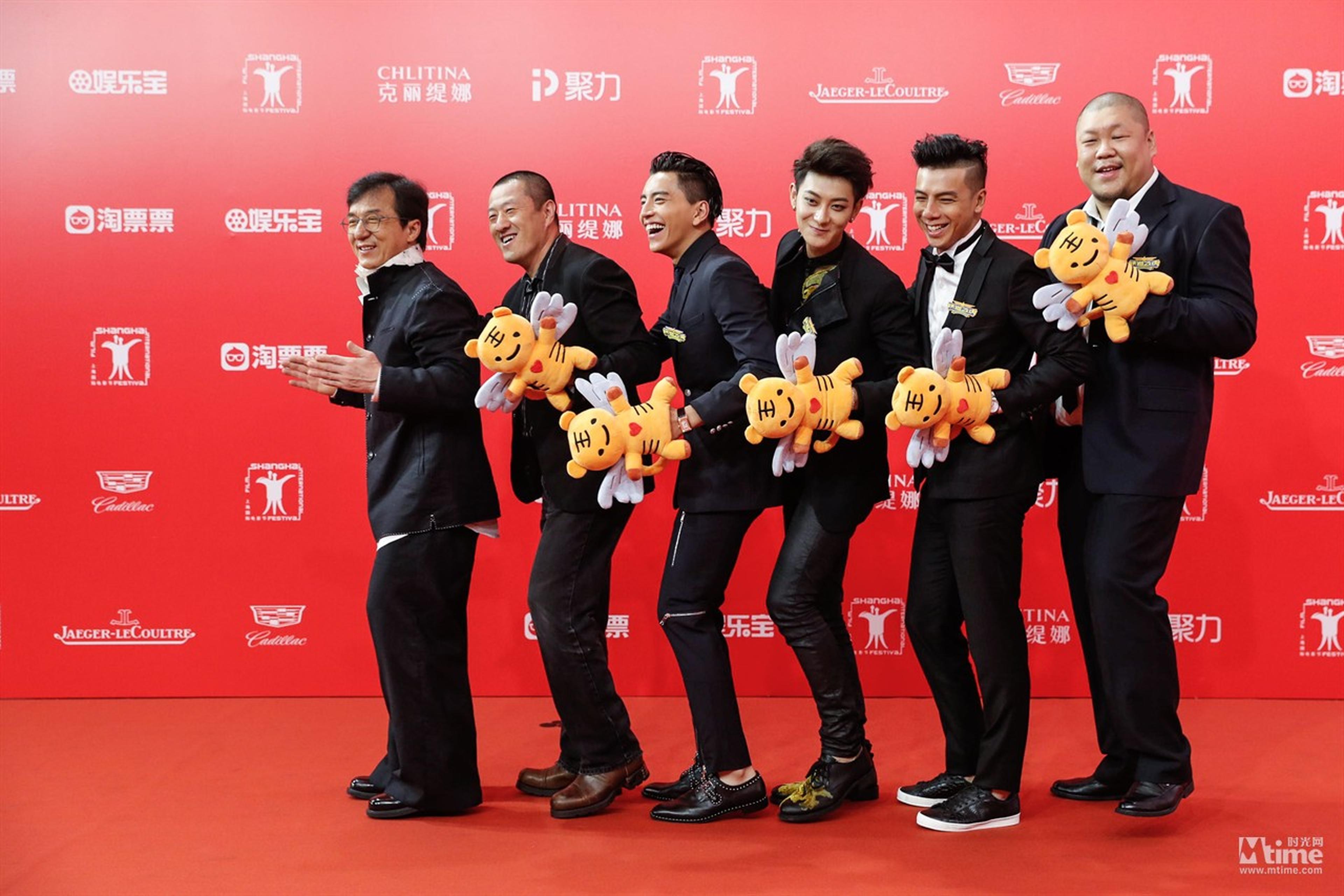 成龙领衔《铁道飞虎》剧组，人手一只长着翅膀的“飞虎”。