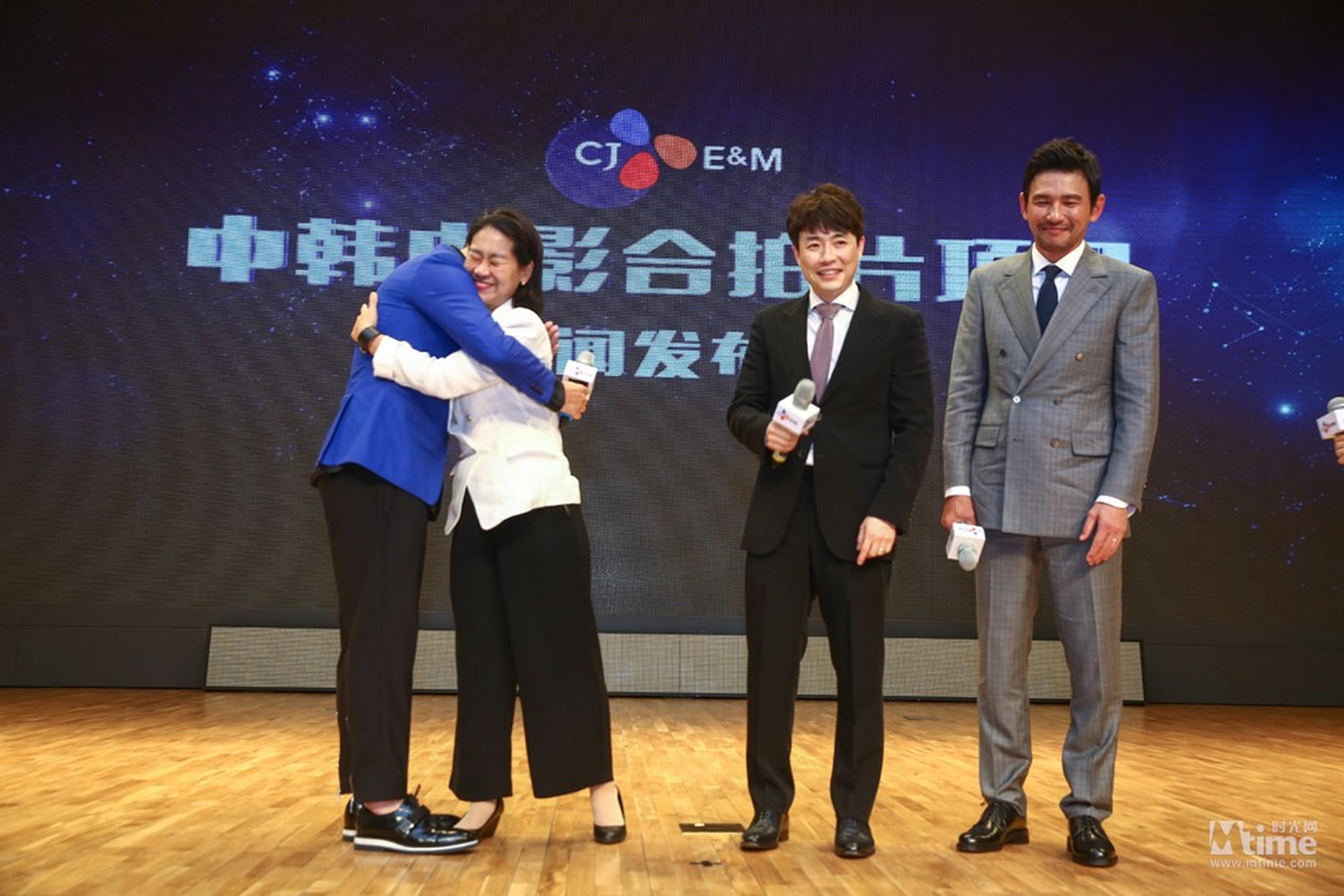 孙红雷和柳承莞导演妻子、《老手》制片人拥抱