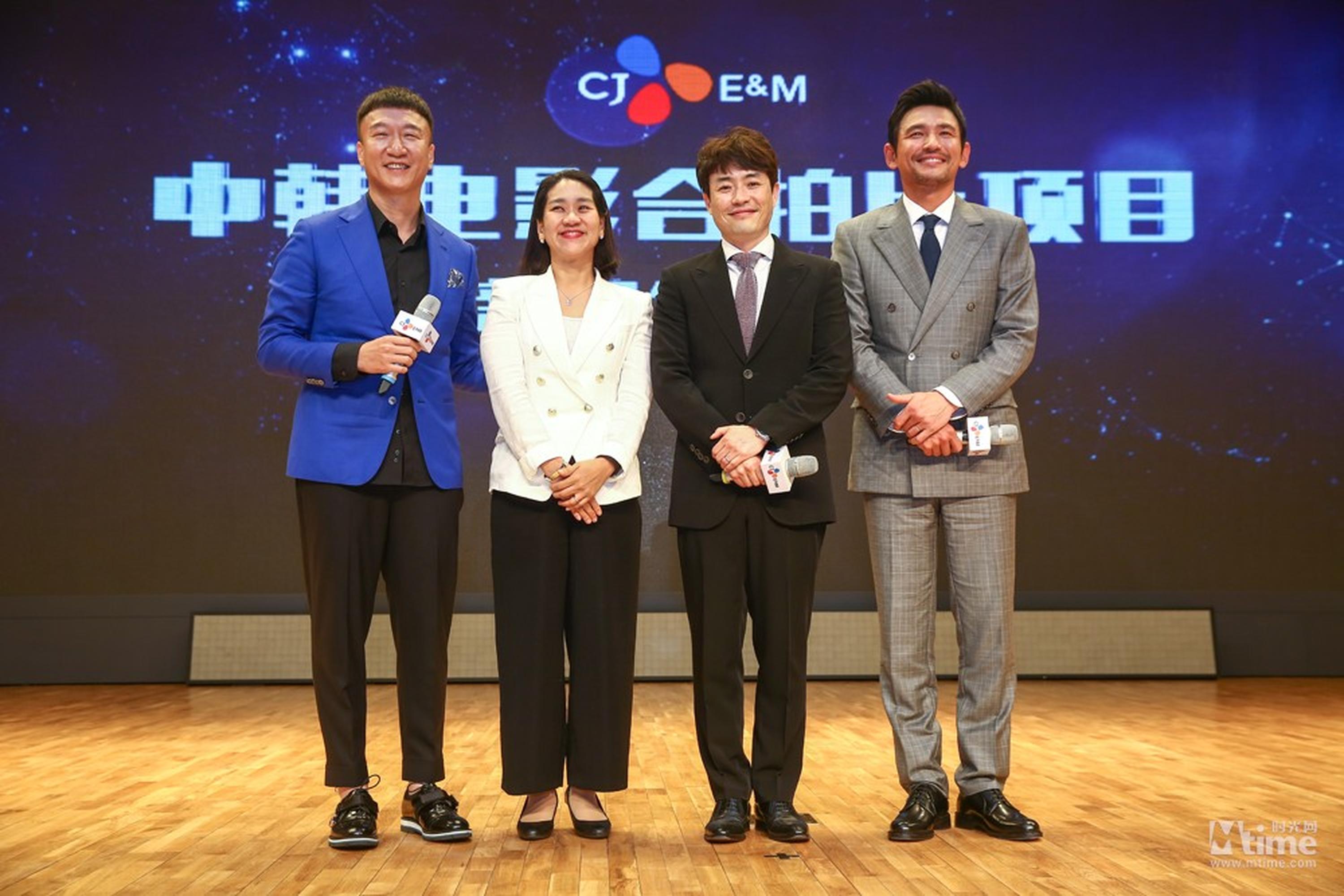 孙红雷、柳承莞妻子、柳承莞、黄政民合影