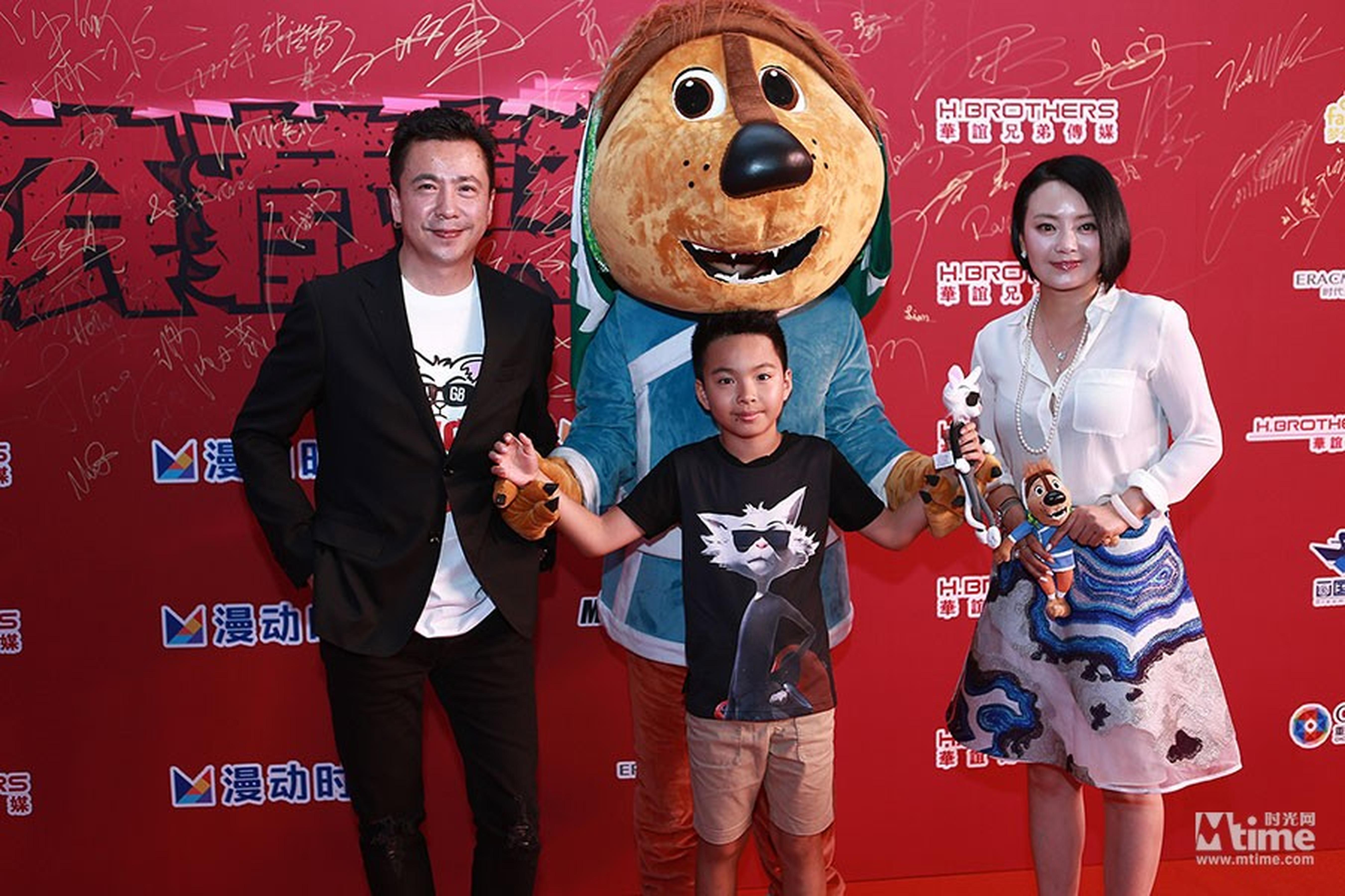 王中磊一家亮相《摇滚藏獒》首映红毯