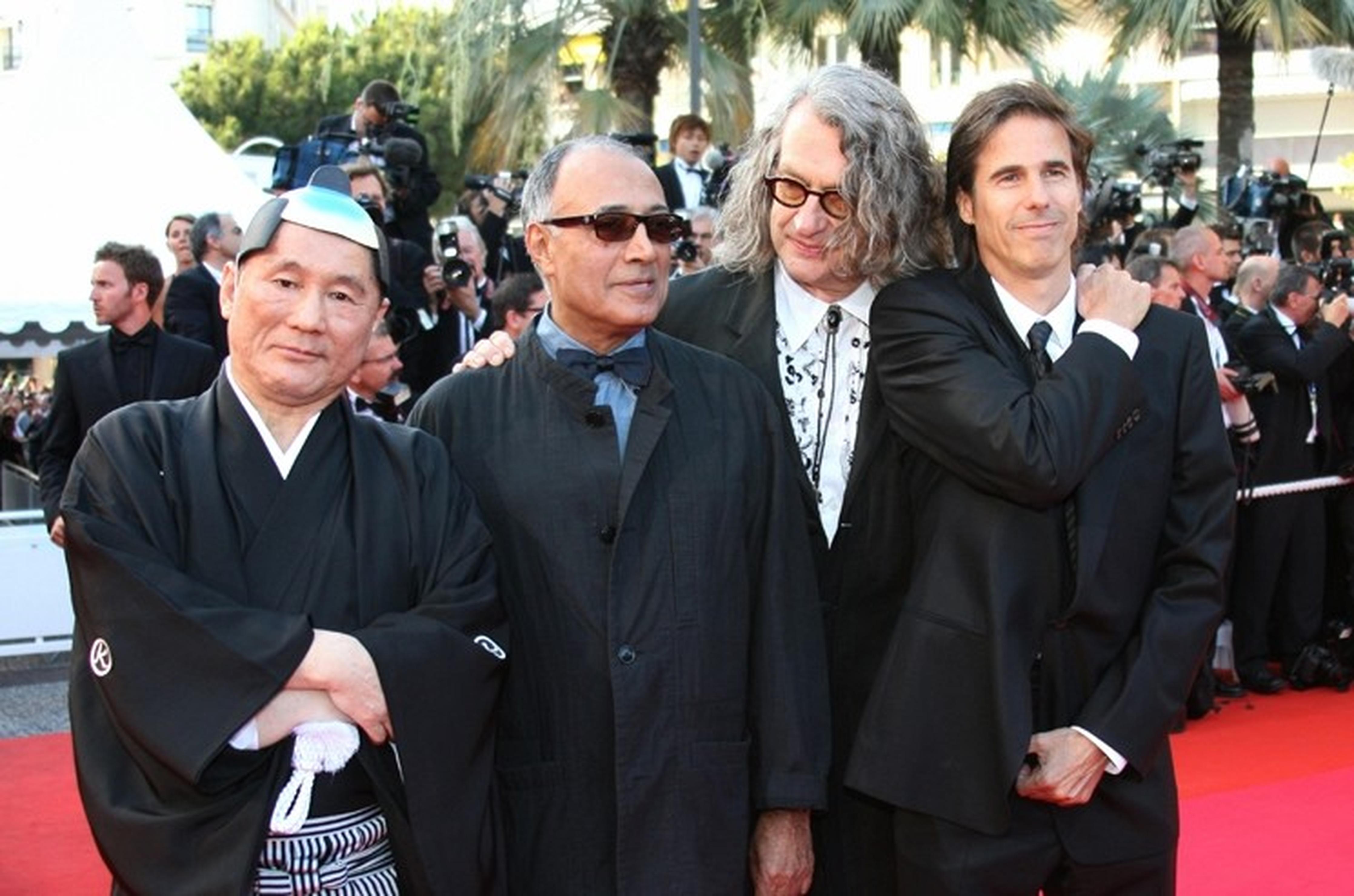 2007年第60届戛纳电影节上，阿巴斯与导演北野武（左一）、维姆·门德斯（右二）、沃尔特·赛勒斯（右一）一同亮相《每人一部电影》首映活动