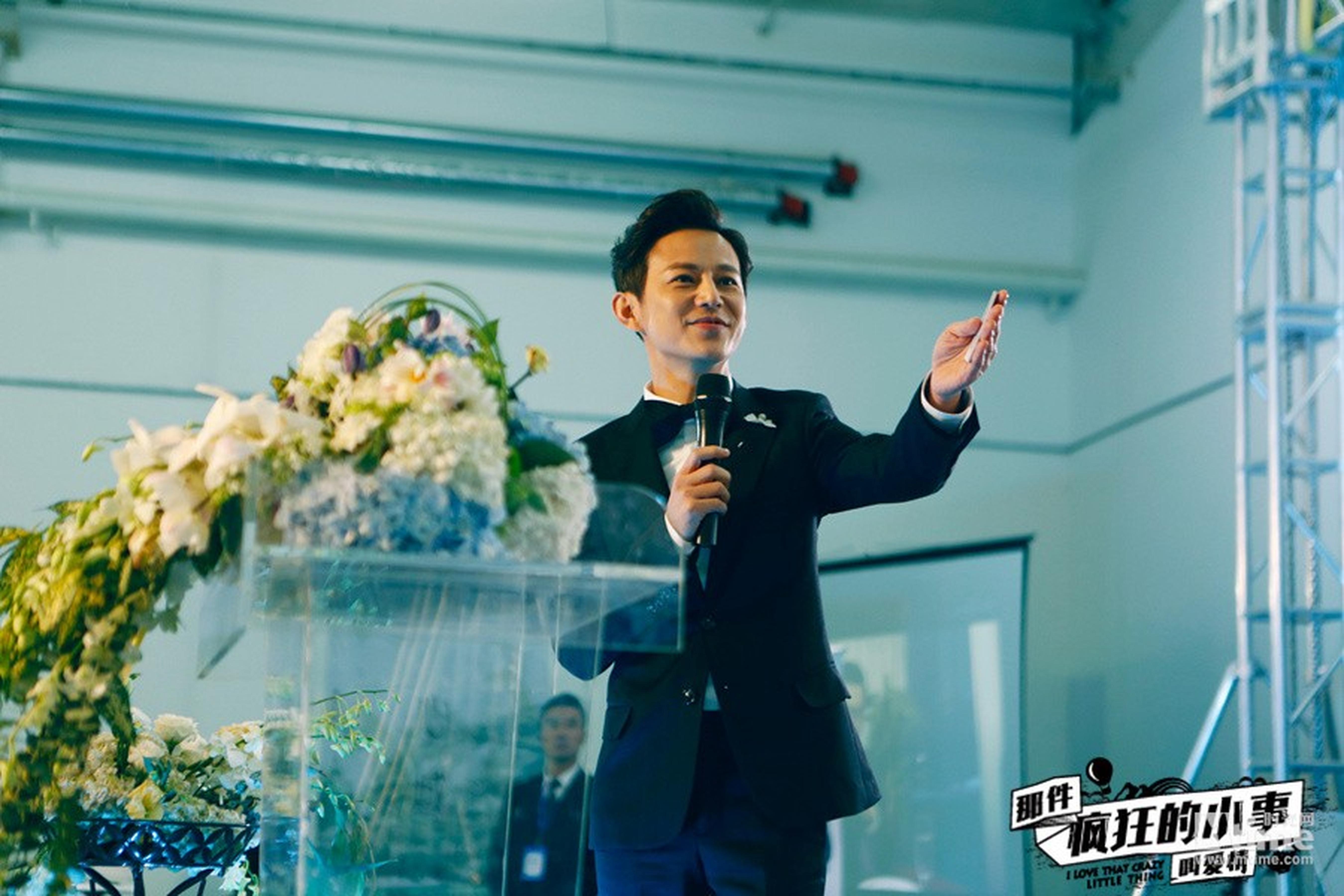 何炅主持发布会