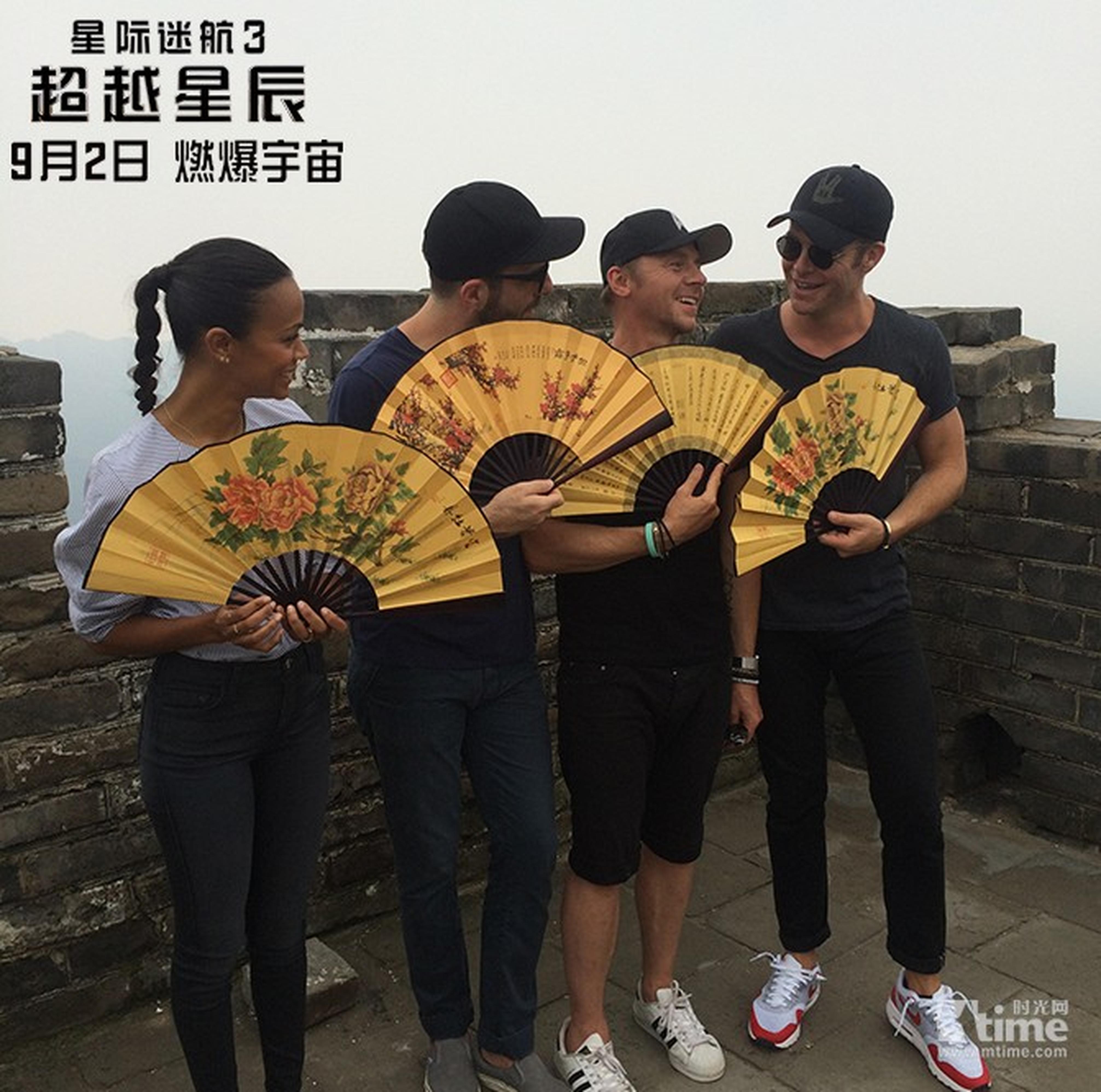 四位“进取号队员”交流使用折扇体验