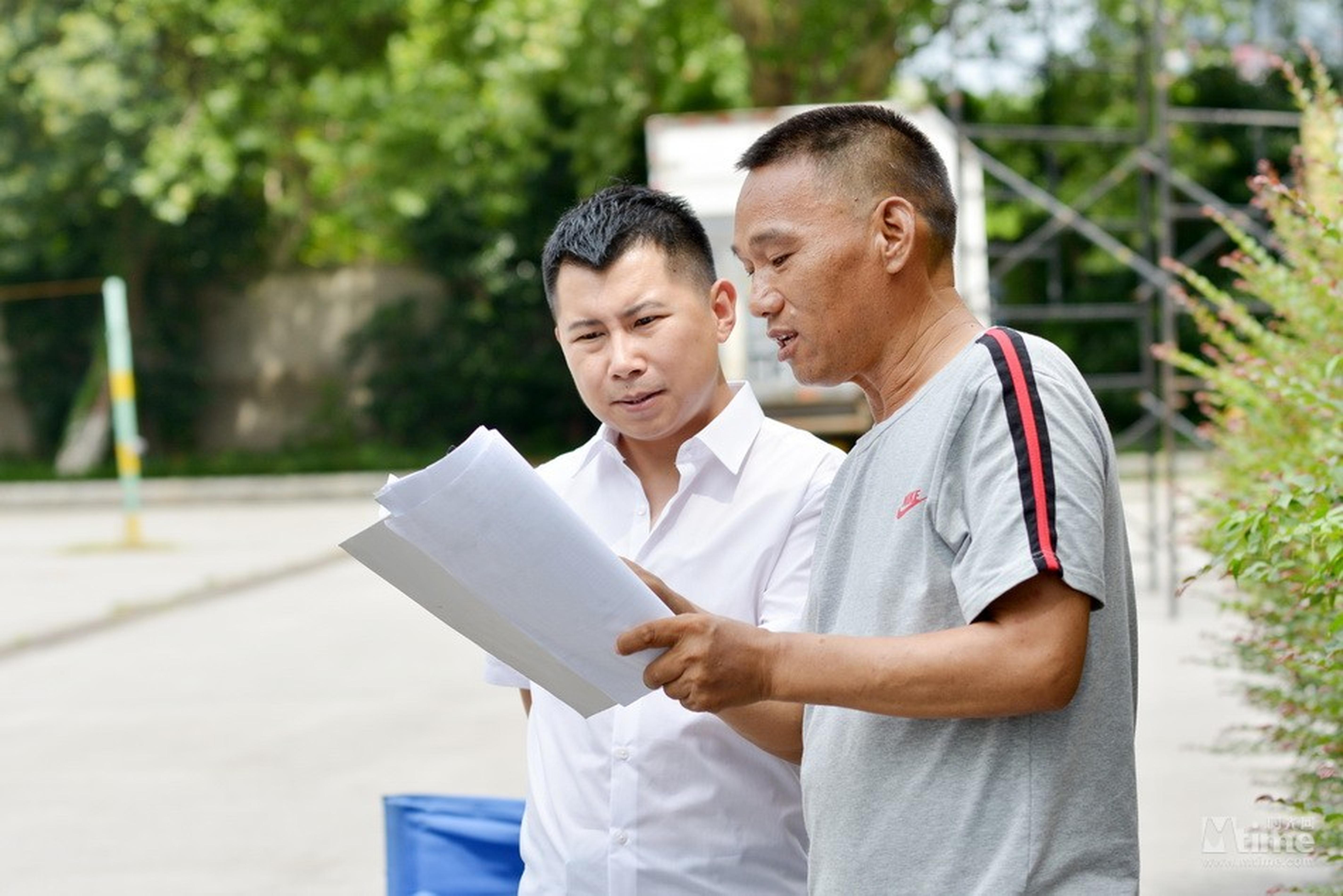 导演王择谚与何云伟探讨剧本