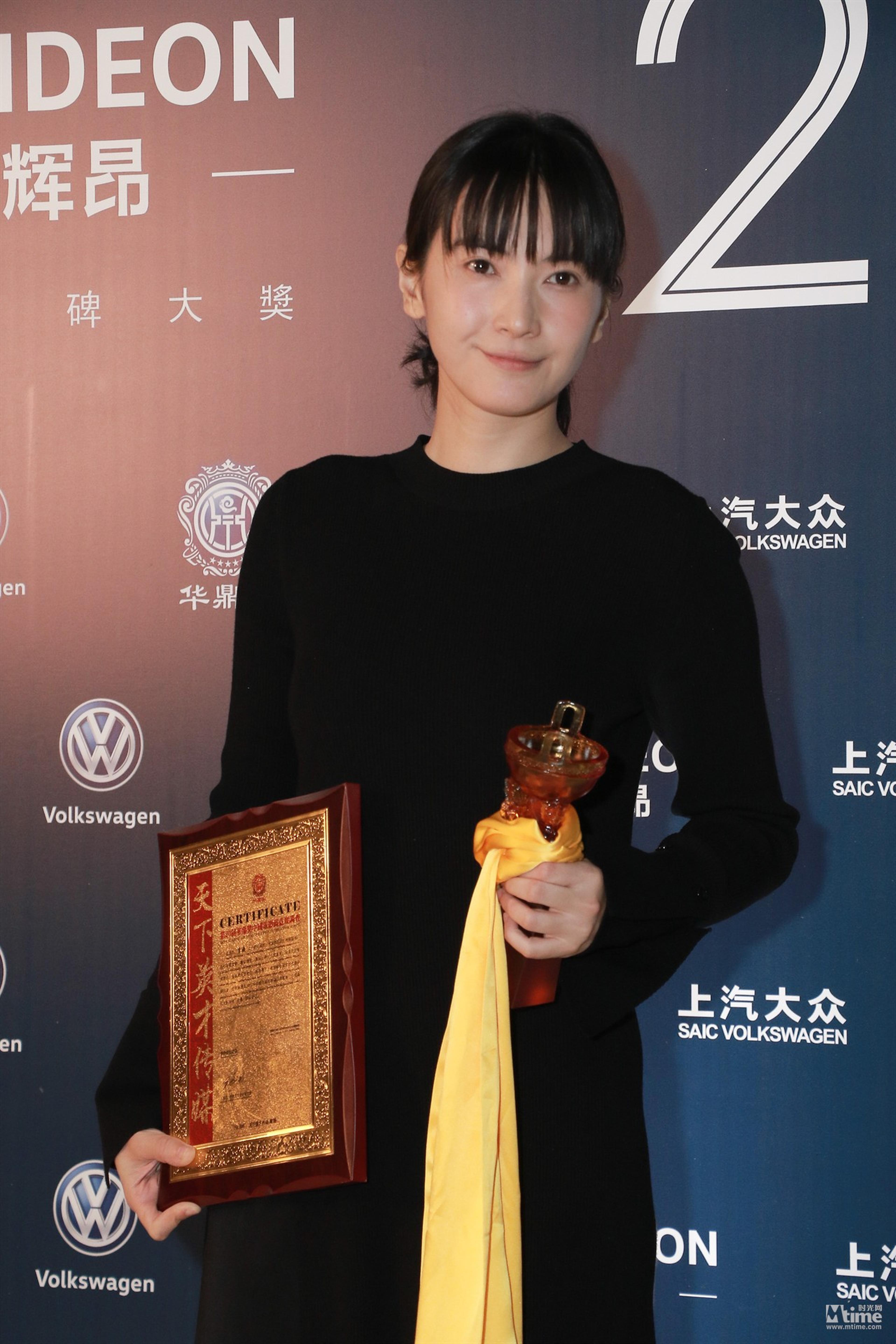 李媛凭《滚蛋吧！肿瘤君》获最佳女配角奖