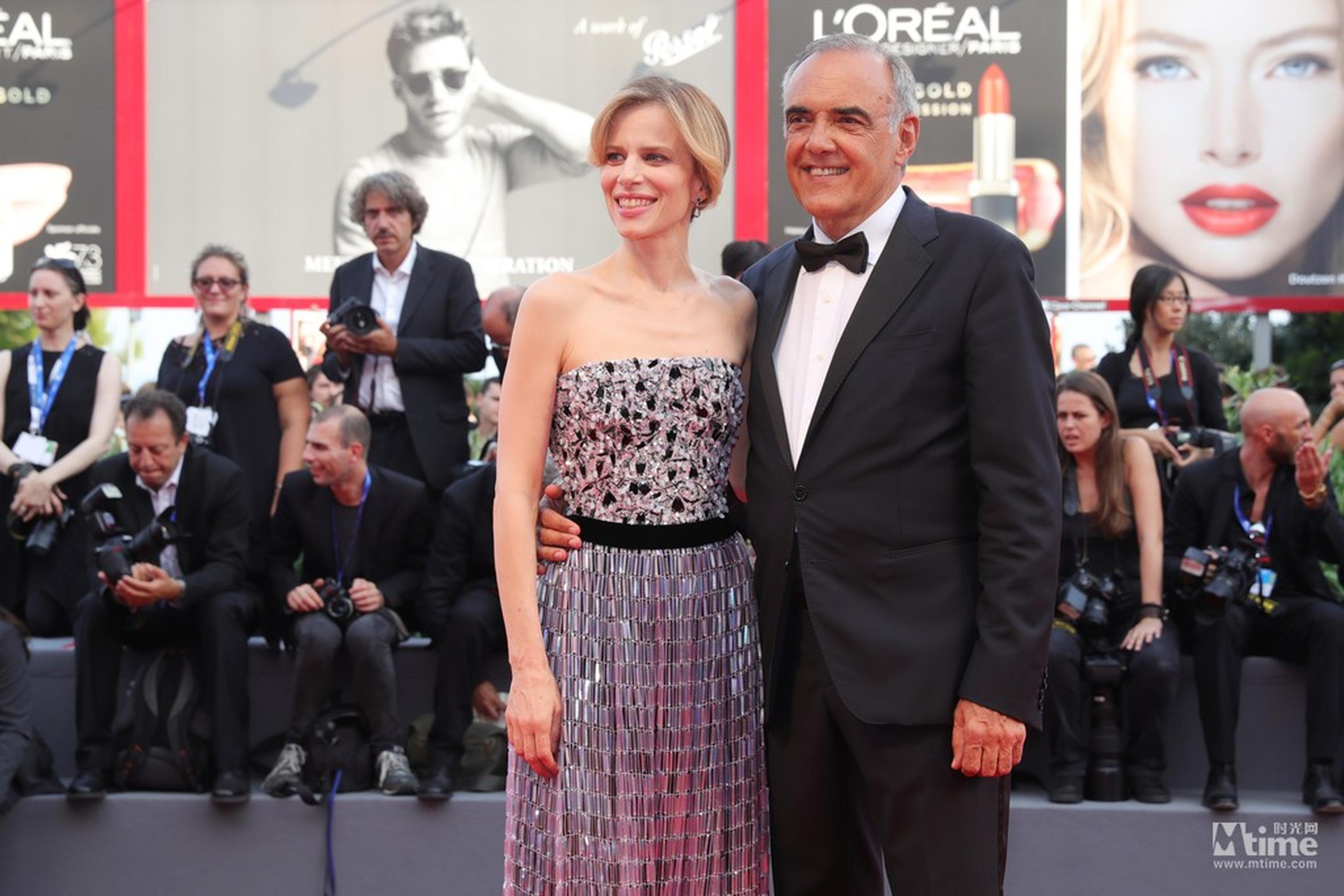 典礼主持人Sonia Bergamasco（左）（Source: Vittorio Zunino Celotto/Getty Images Europe)