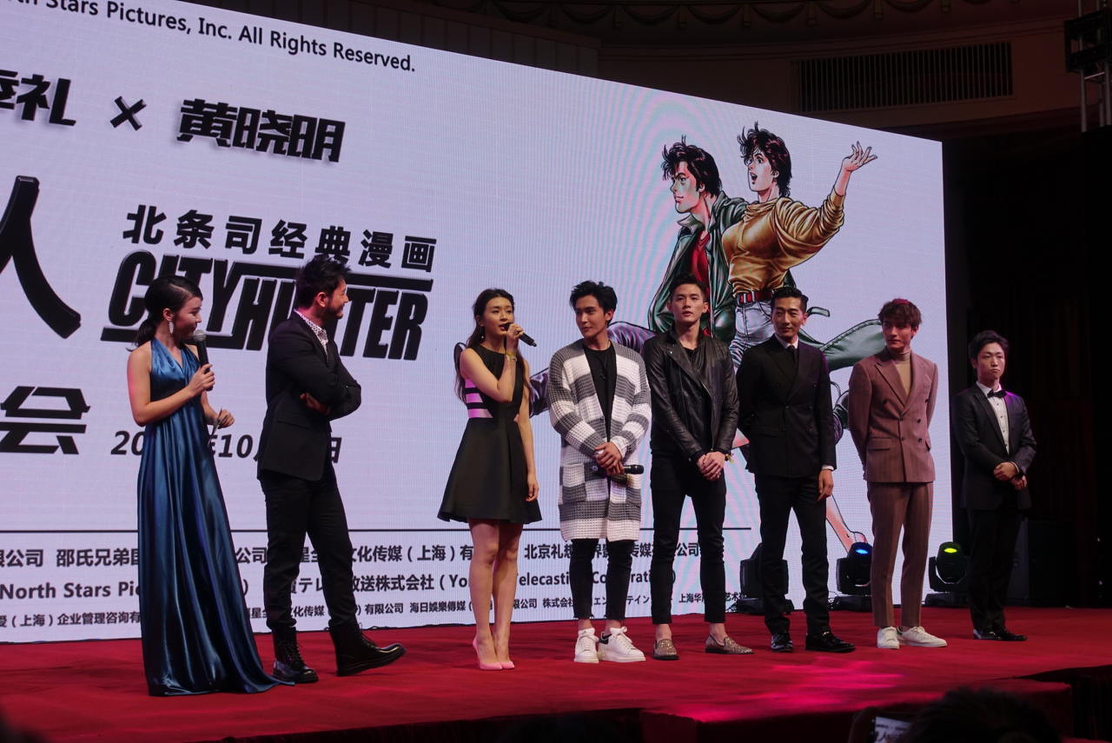 黄晓明携旗下艺人登台亮相