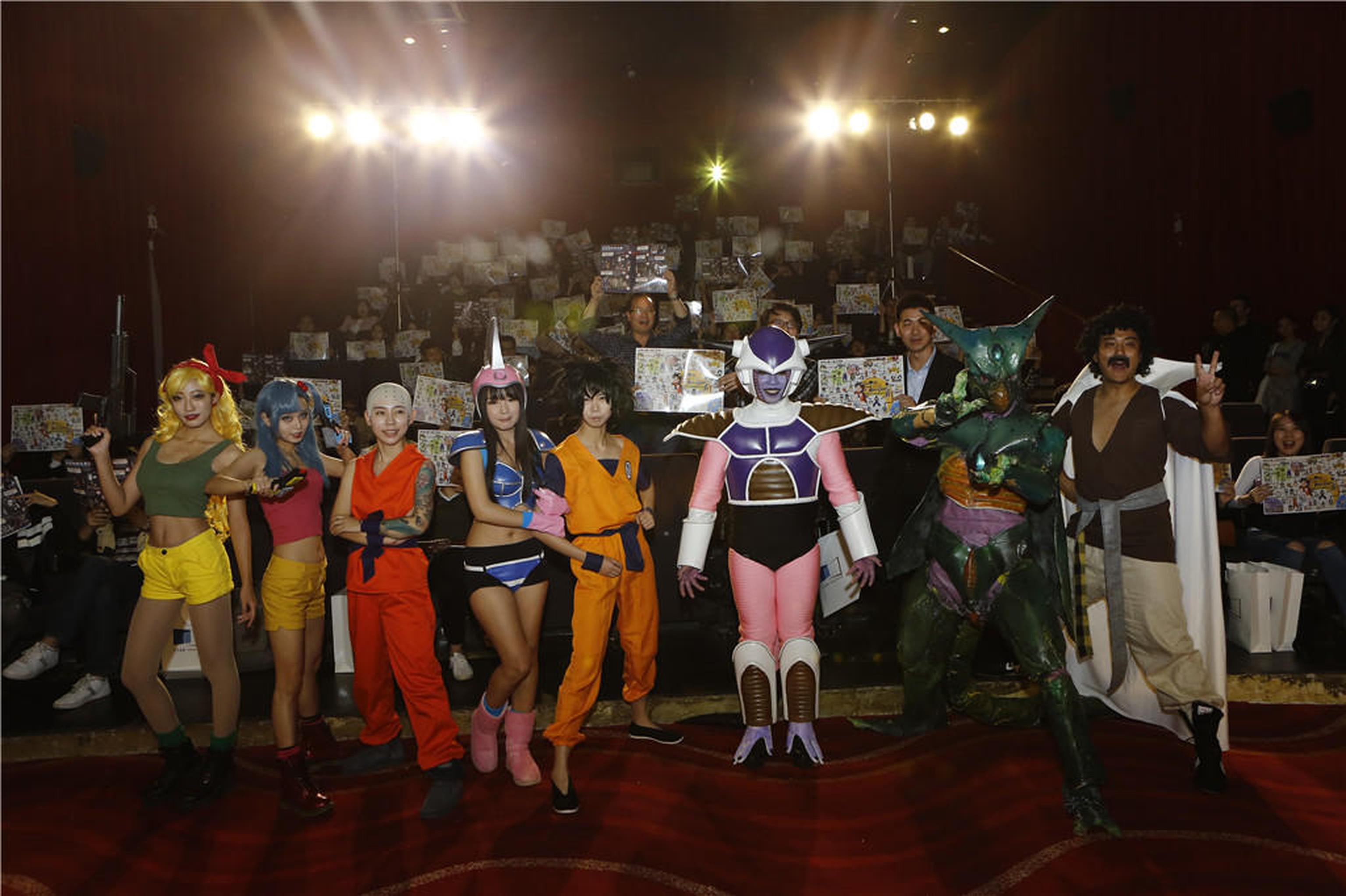 现场观众和cosplay集体合影