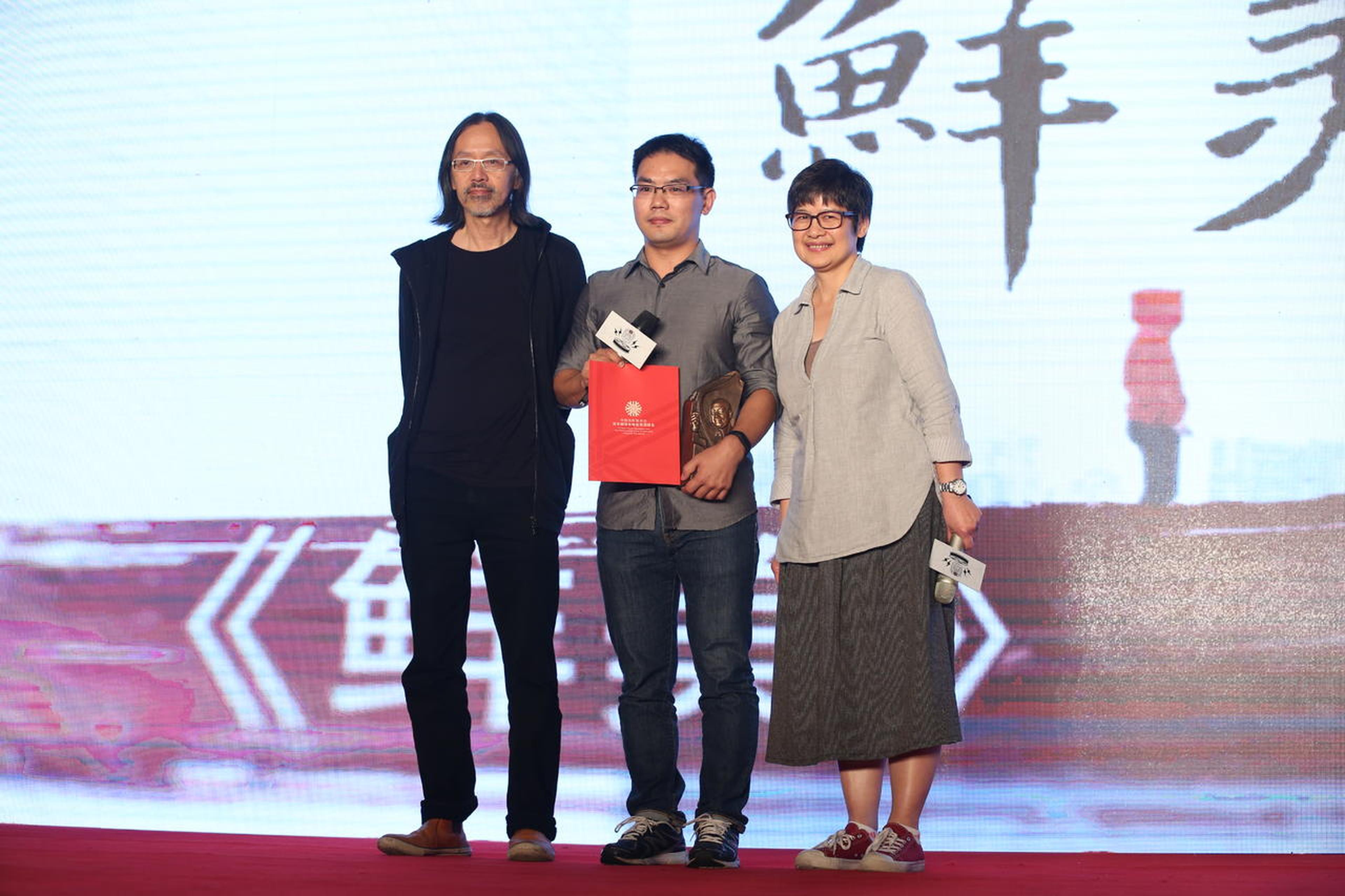获奖主创与评委合影
