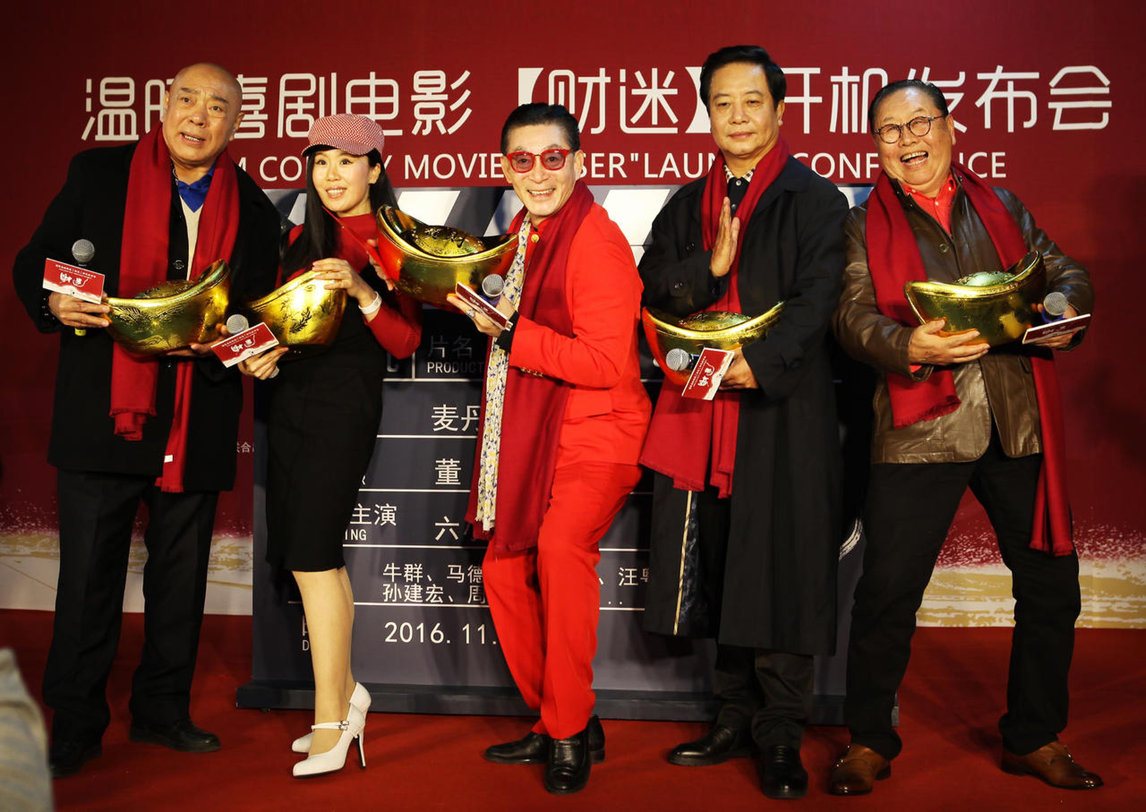 从左至右：刘大刚（沙僧）、导演董董、六小龄童（孙悟空）、汪粤（唐僧）、马德华（猪八戒）