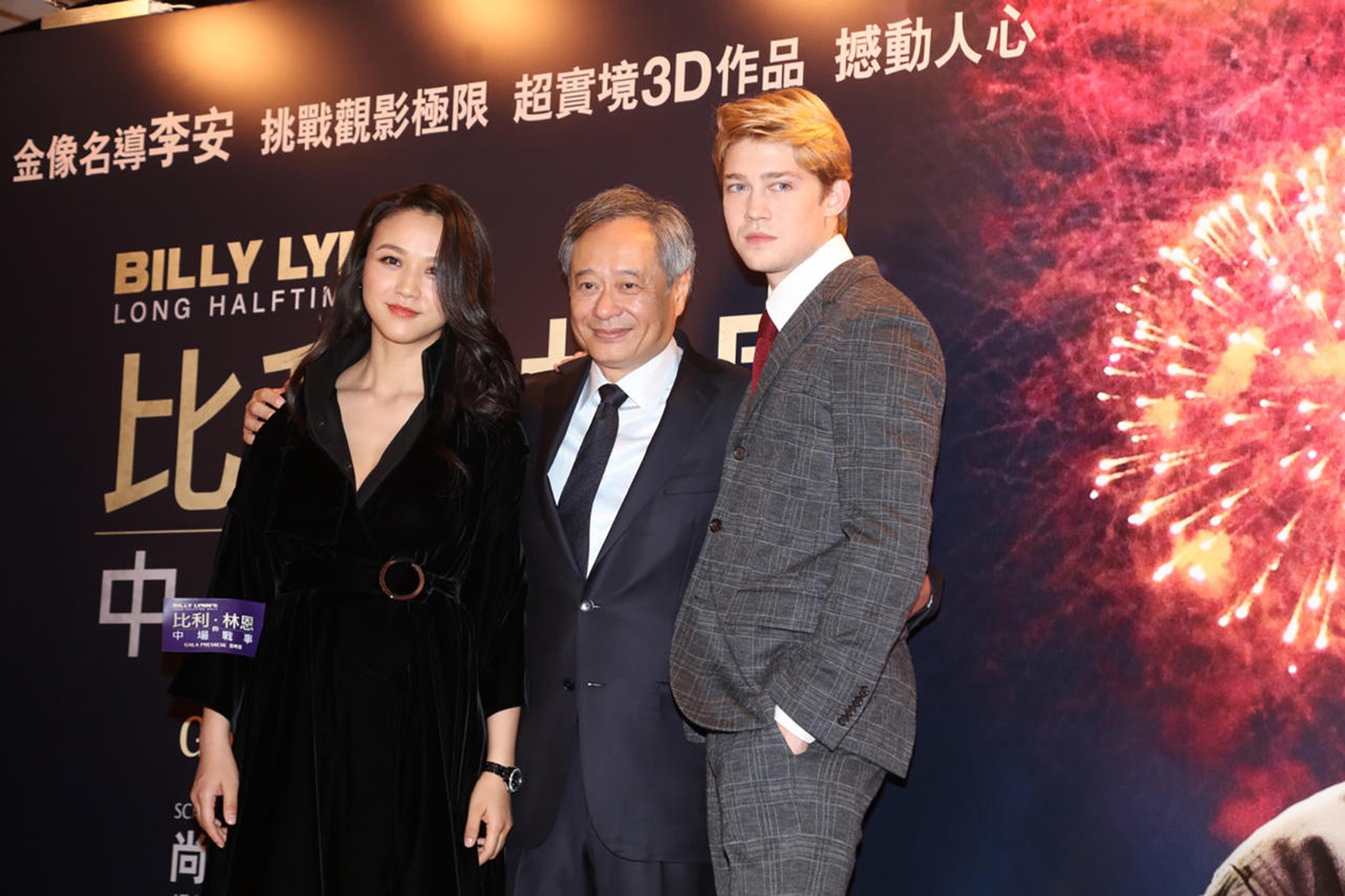 李安与两位爱徒“左拥右抱”，心情大好