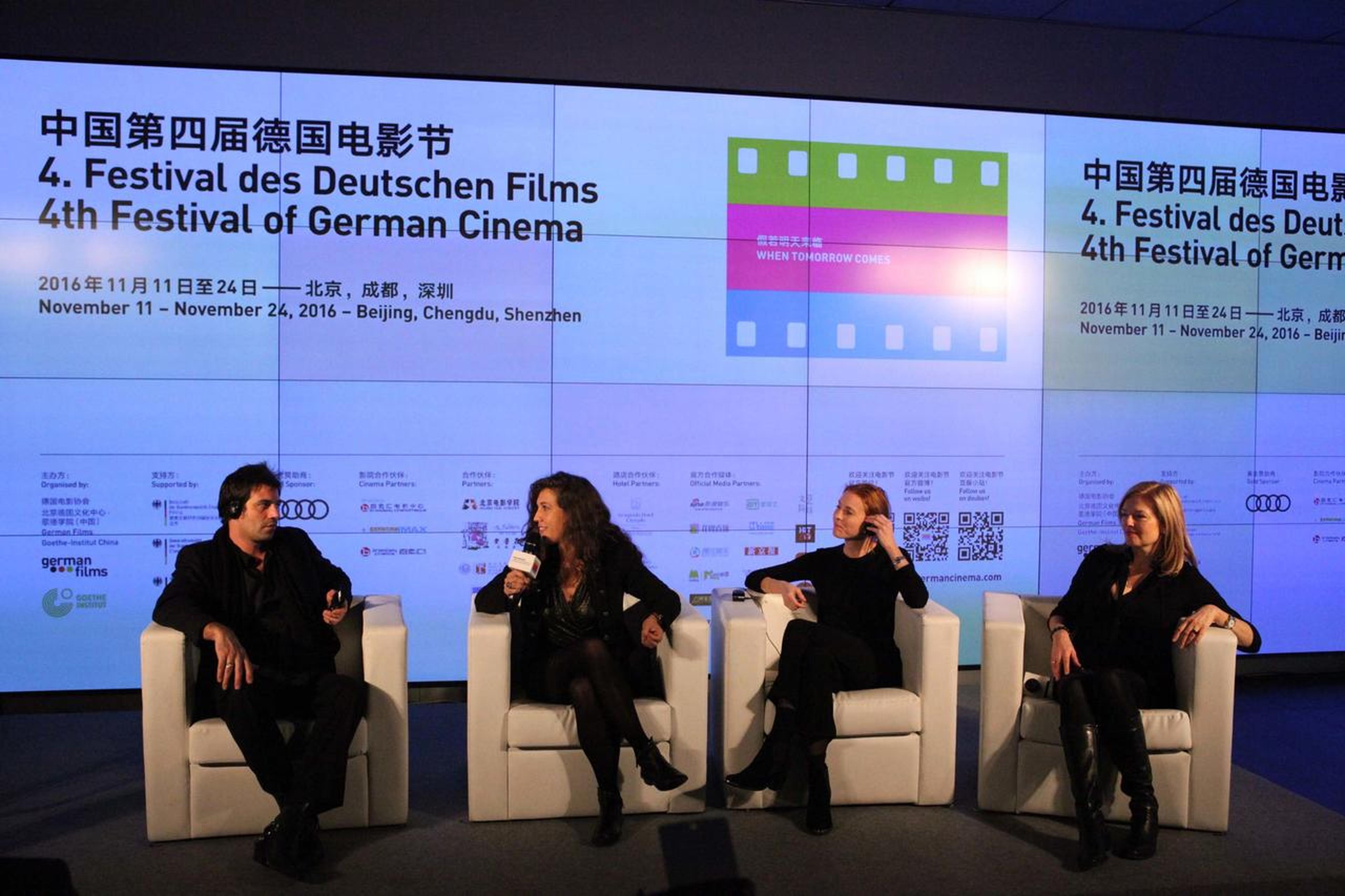 左起：《春去秋来》导演丹尼尔·凯森特，《流星街》导演艾琳·菲舍尔，《四个国王》导演特丽萨·冯·埃尔兹，《恋上哲学家》导演珂度拉·卡布里茨·珀斯特