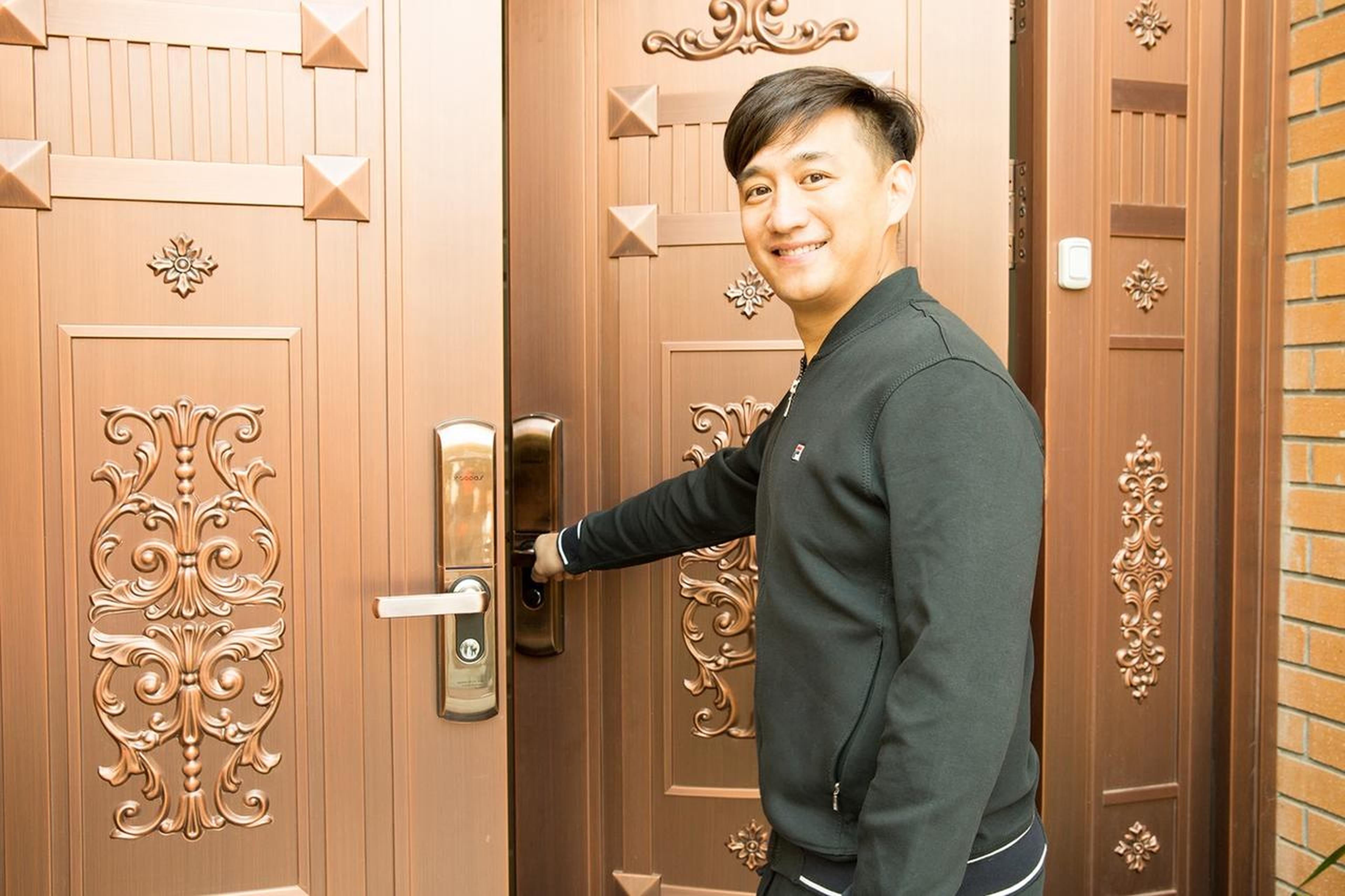 黄磊笑称片中“家里人口多，麻烦也多”