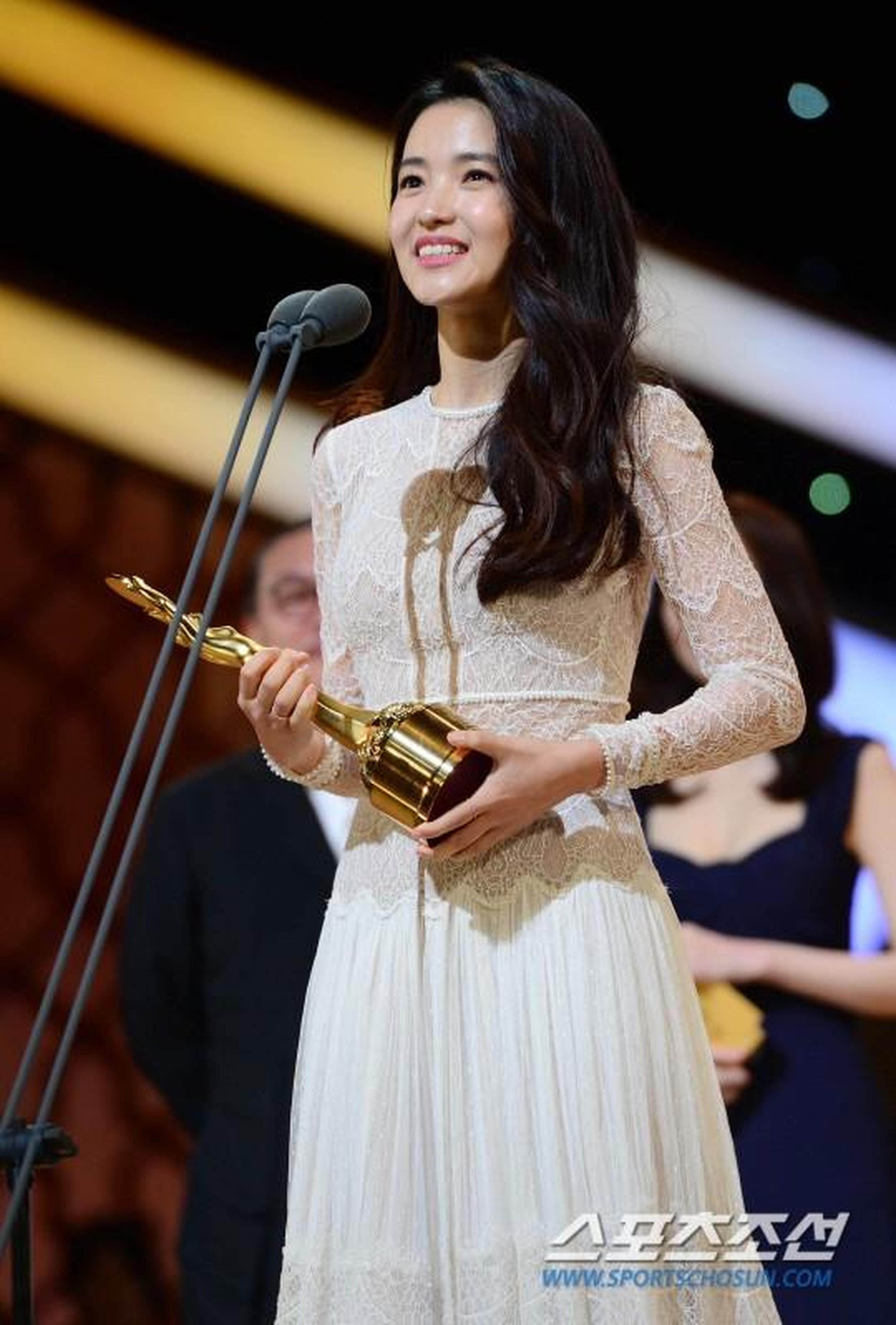 金泰璃凭借《小姐》获得最佳新人女演员奖