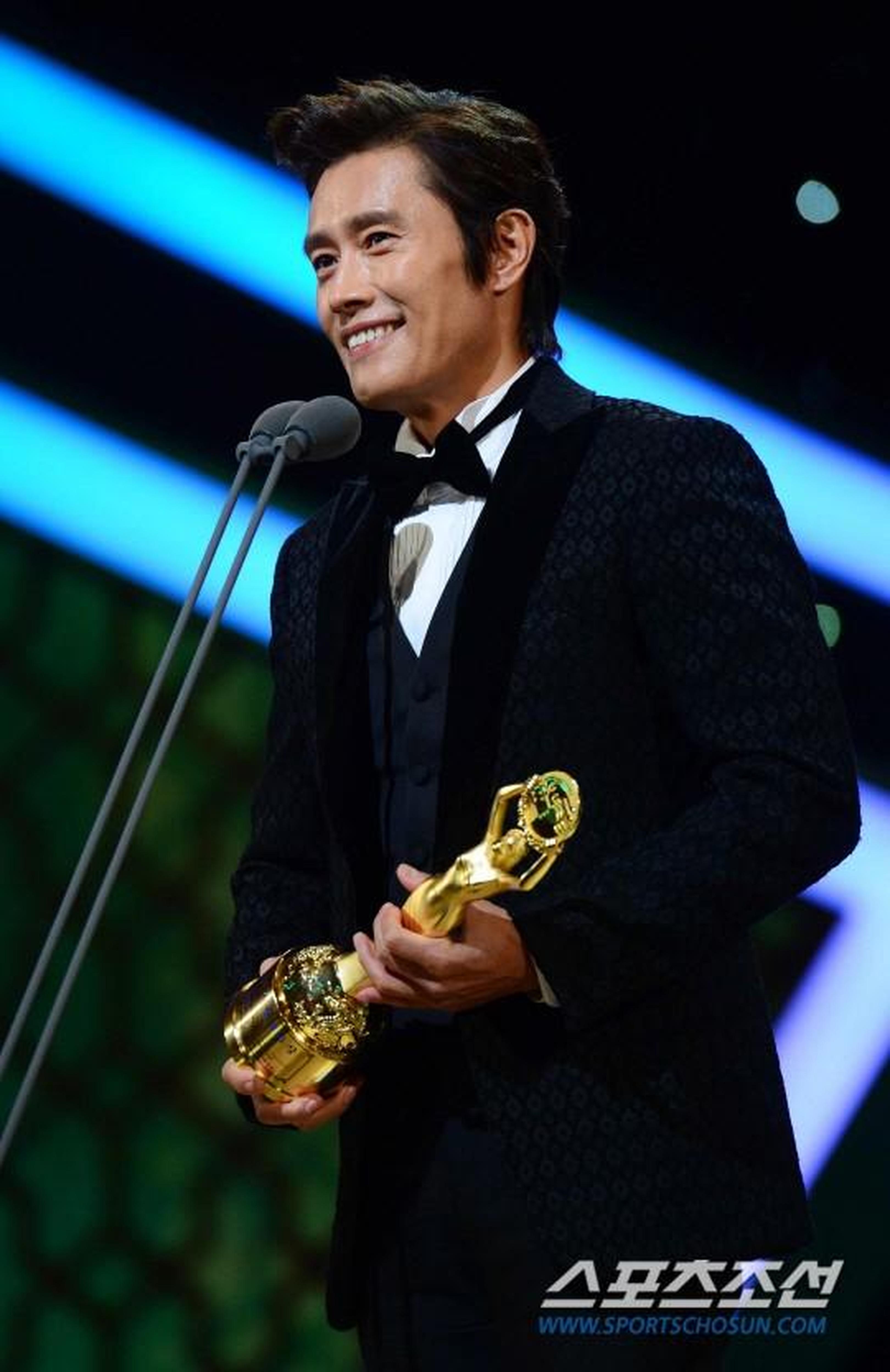 李秉宪捧得最佳男演员奖