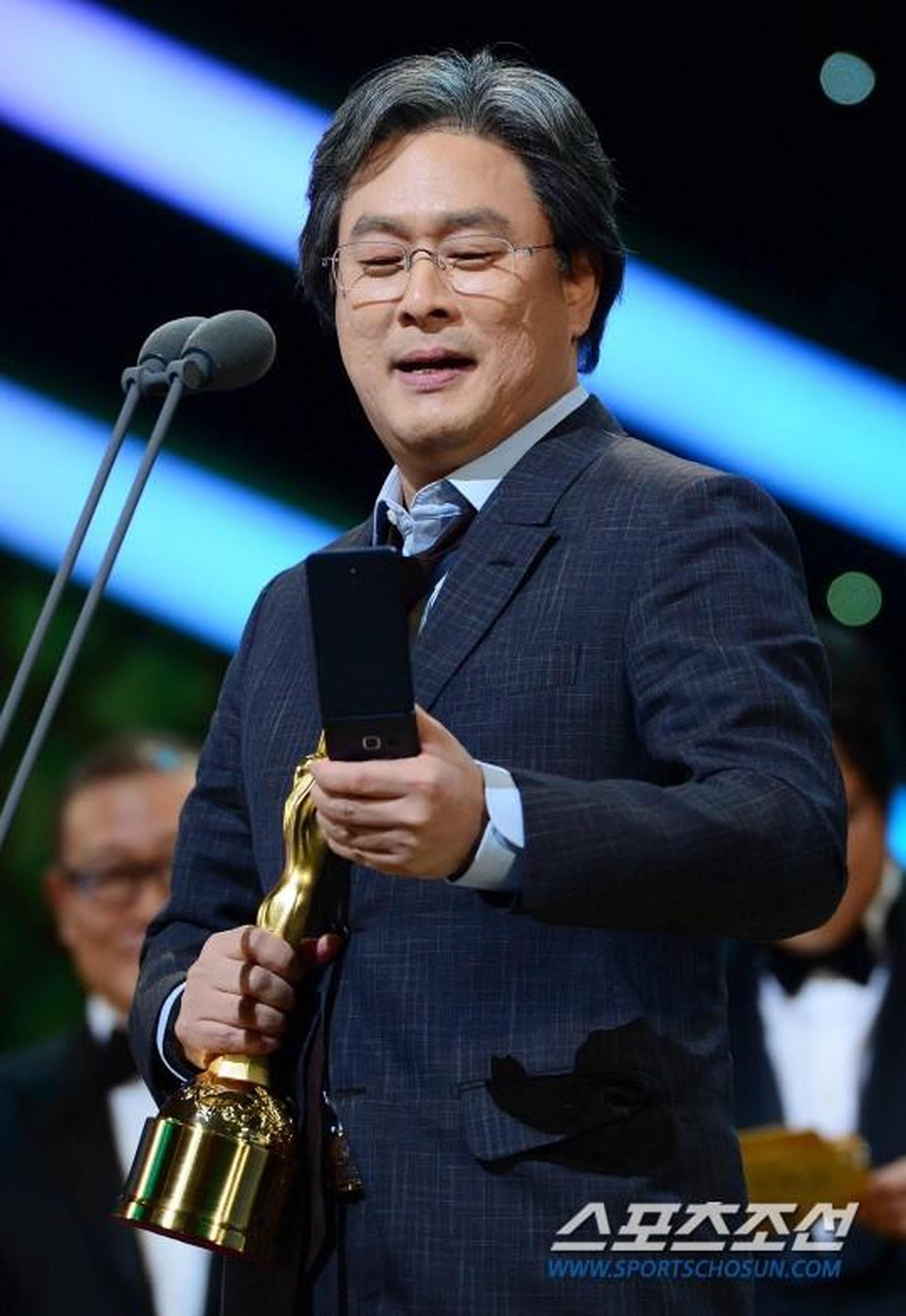 朴赞郁导演代替获得最佳女演员的金敏喜领奖