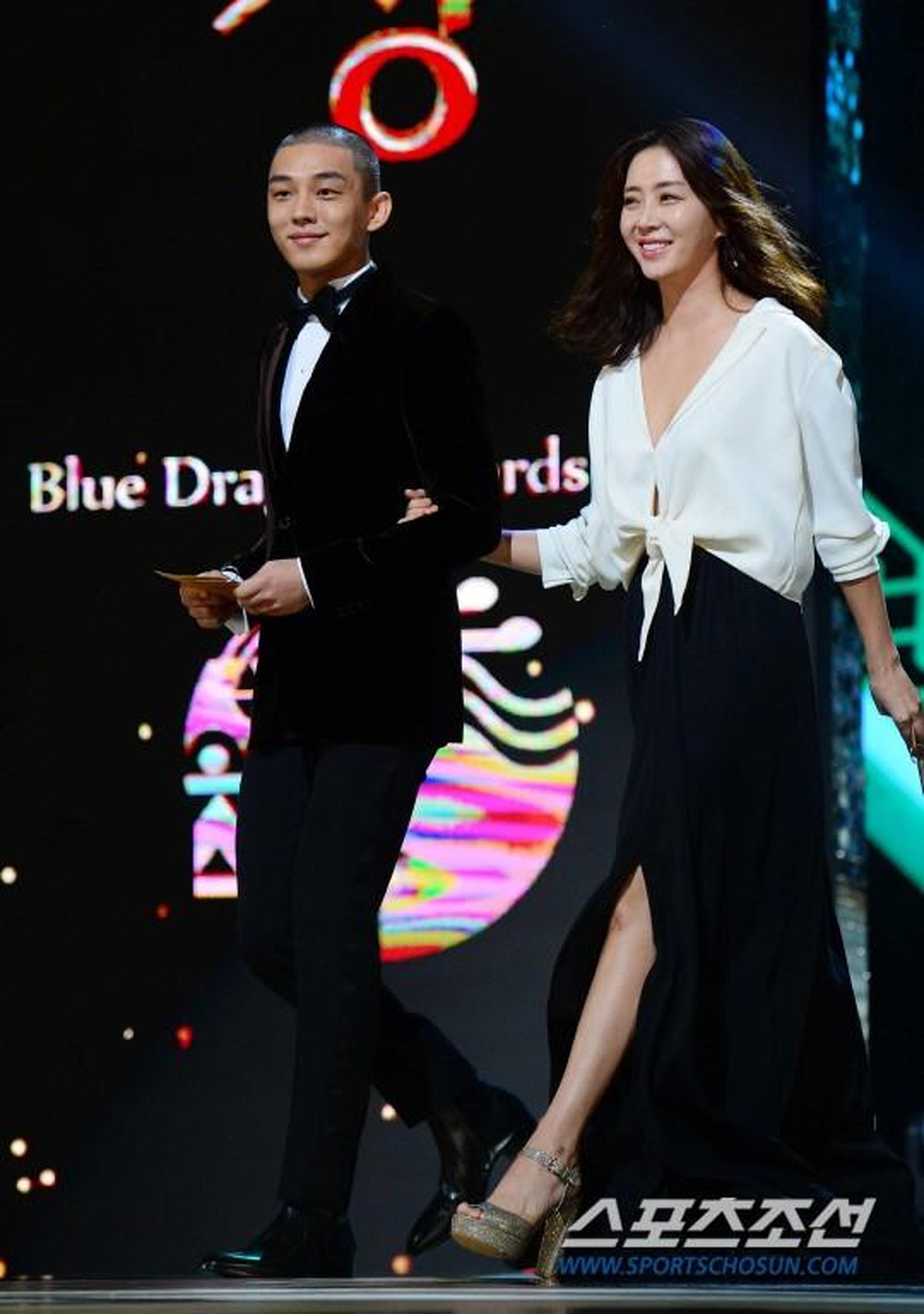 刘亚仁与宋允儿上台颁发最佳男演员奖