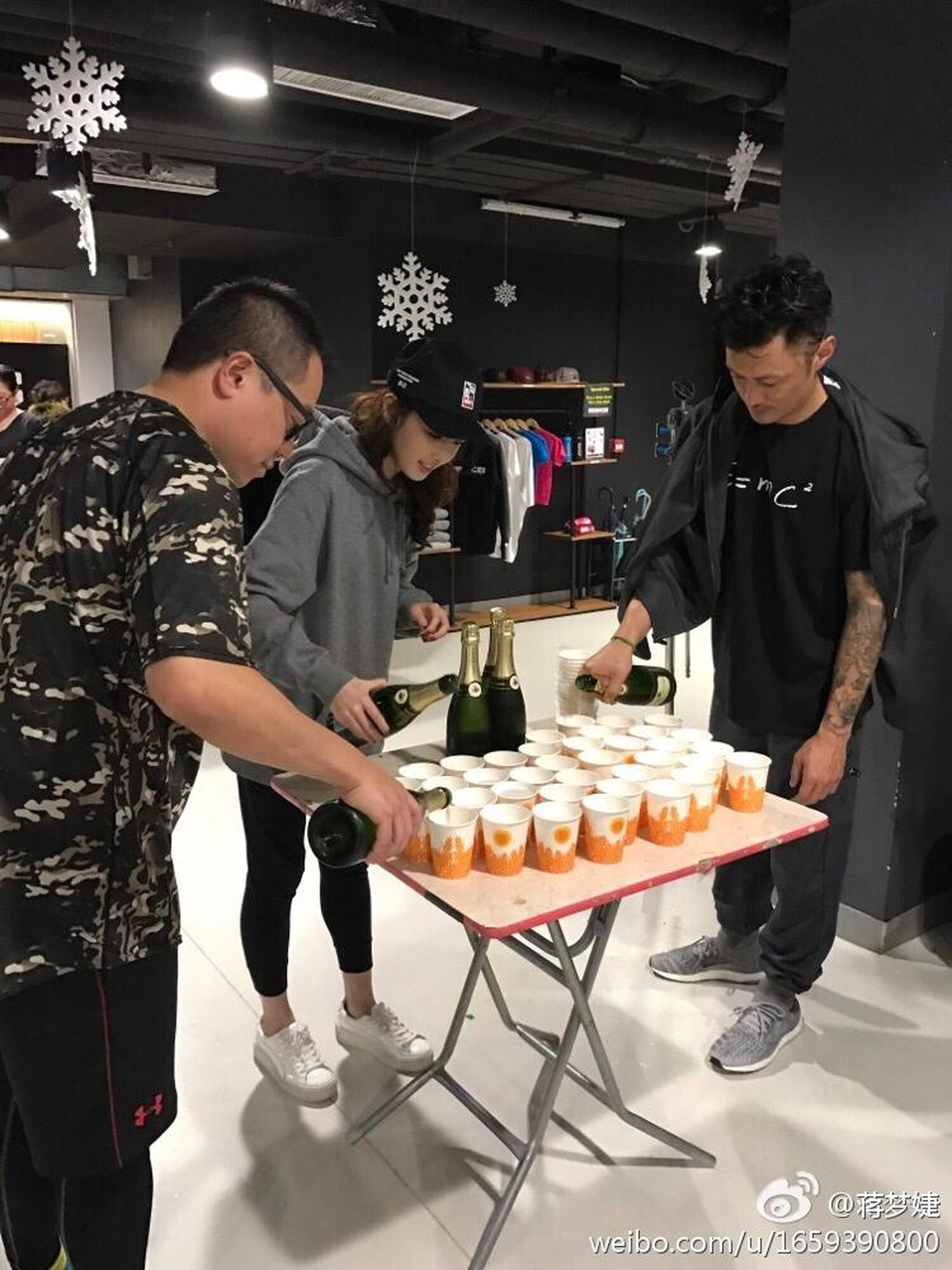 《春娇救志明》剧组开香槟庆祝杀青