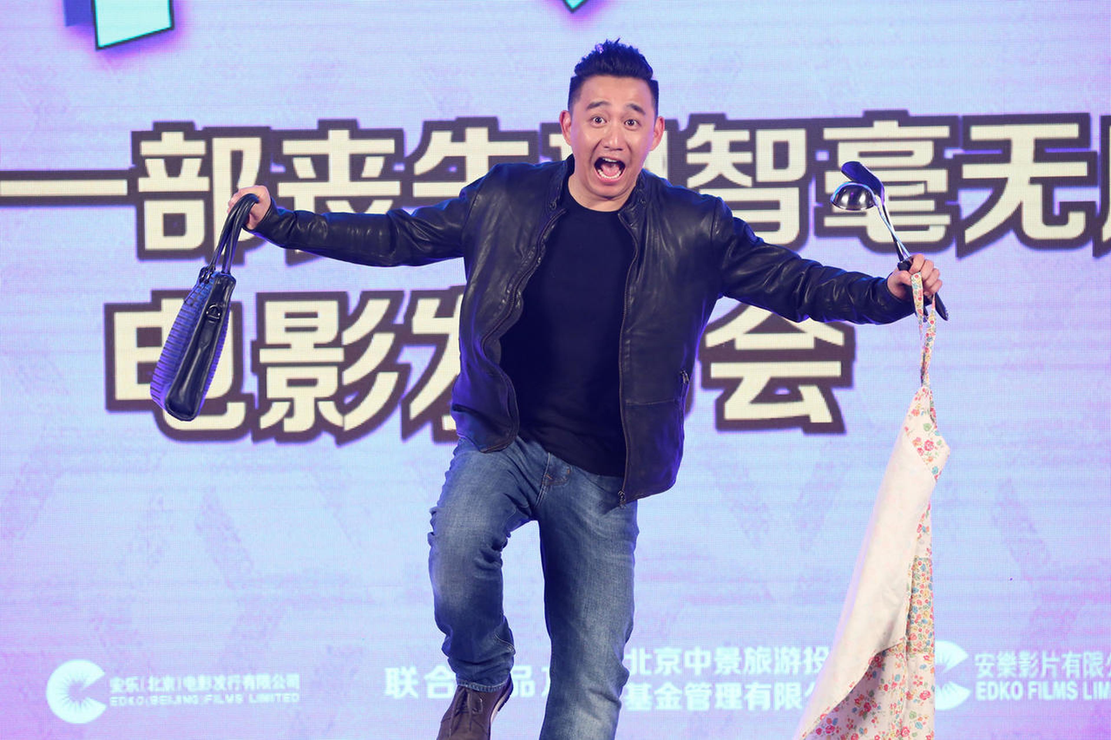 黄磊一手公文包、一手炒菜铲，带着围裙上阵，形容自己演的是一个“喜欢说English的打了鸡血的男人”，还打趣不在场的媳妇孙莉“她要照顾全家人，太辛苦了，现在还在做饭呢”