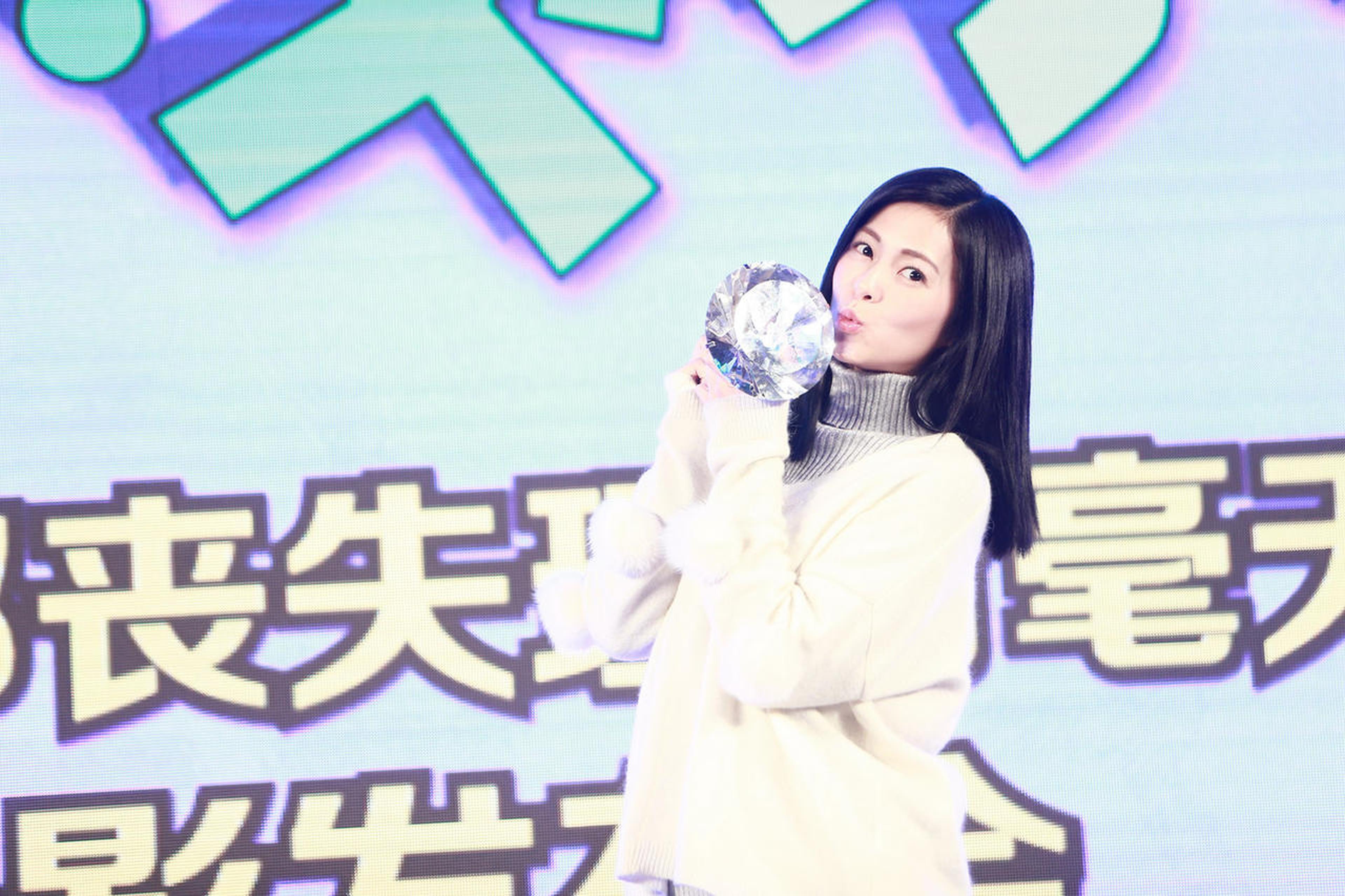 任容萱手拿巨型钻戒满脸喜悦