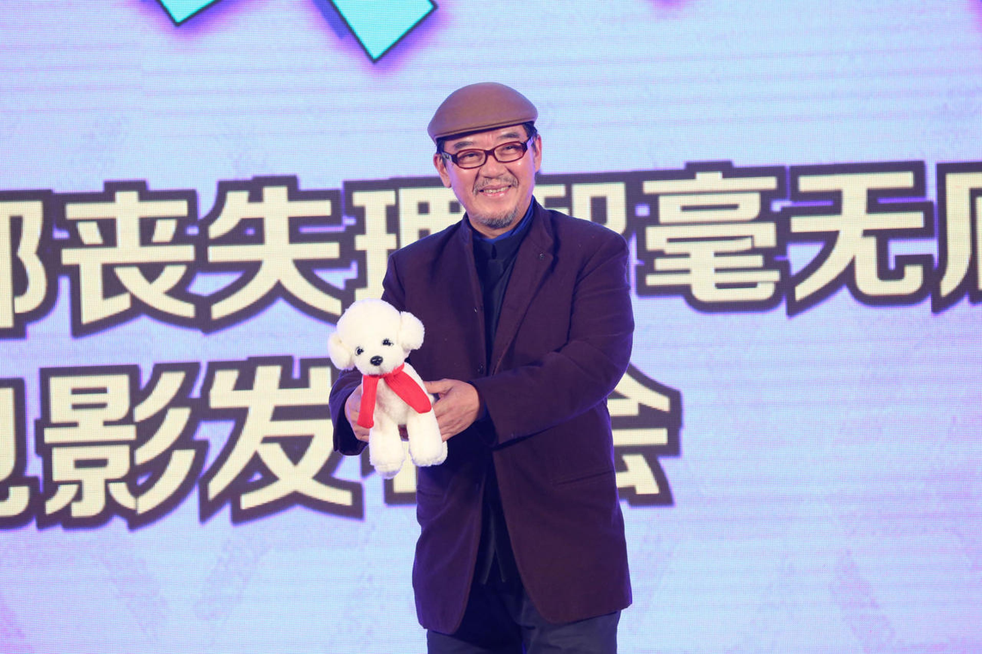 李立群抱着一只小狗，他介绍自己的角色“色大胆小怕狗咬”，并现场放金句，“每个人心里面还住着一匹狼，血液里面还留着山顶洞人的DNA”