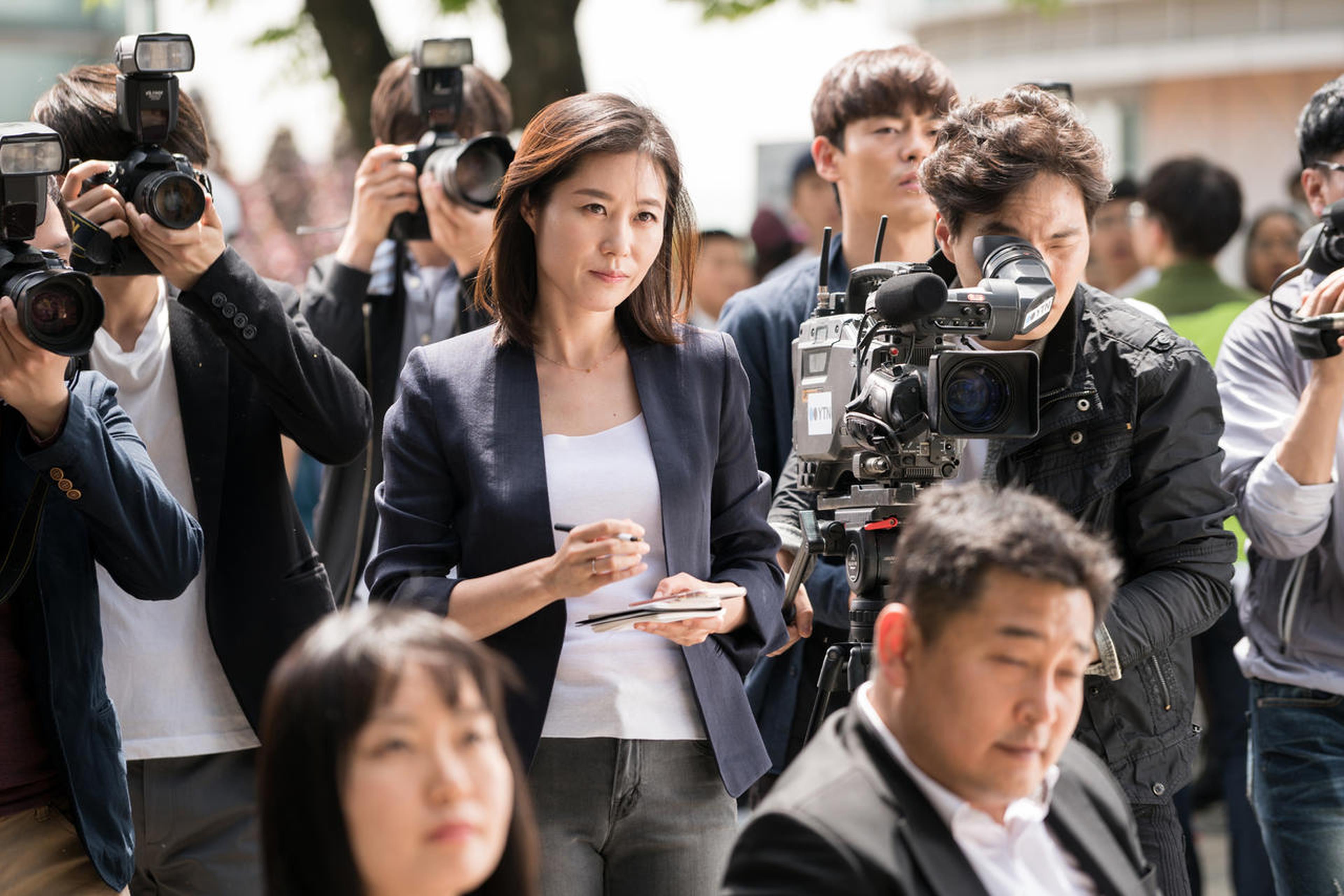 《特别市民》中，饰演政治部记者郑采的文素利