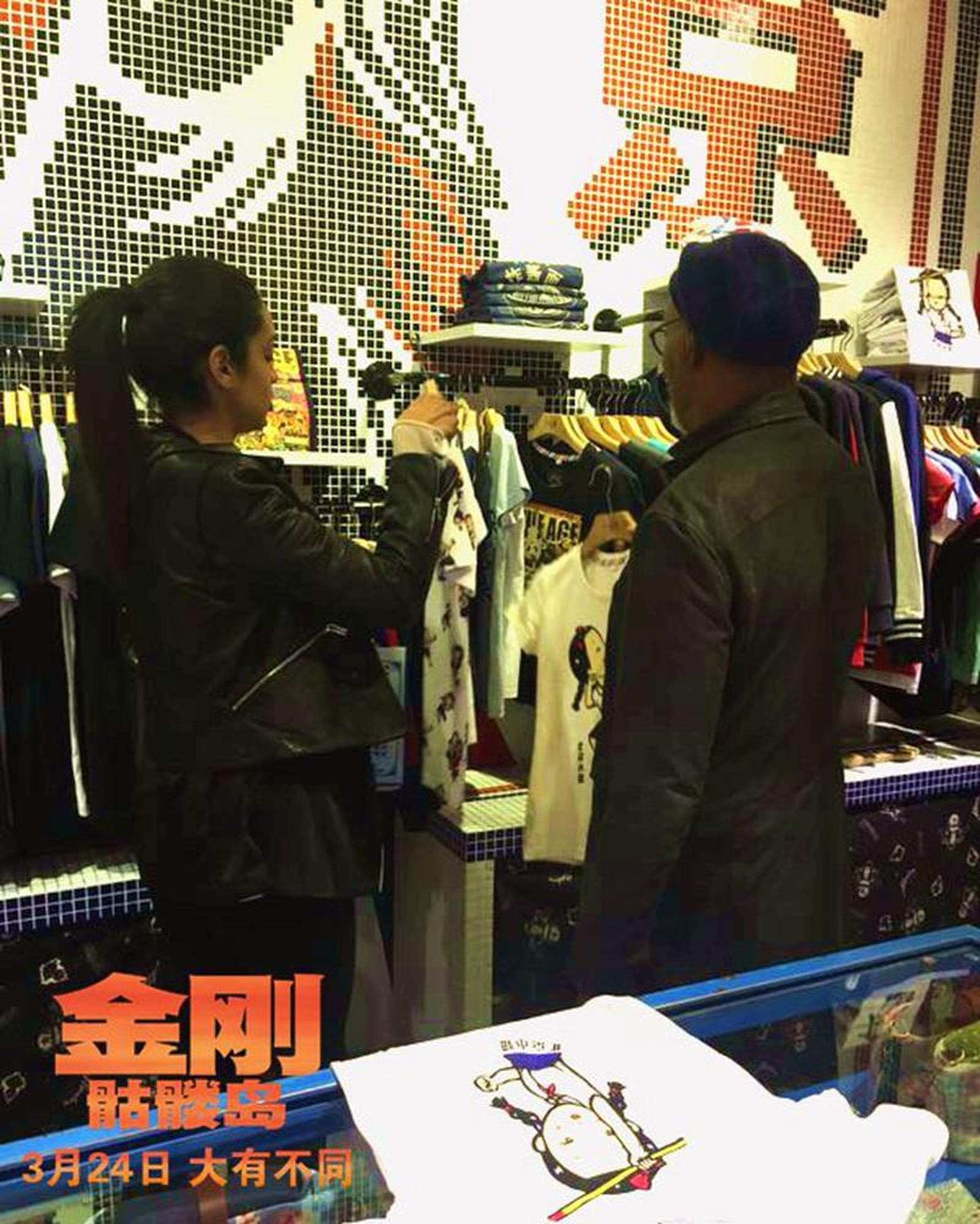 塞缪尔在胡同小店选购文化衫