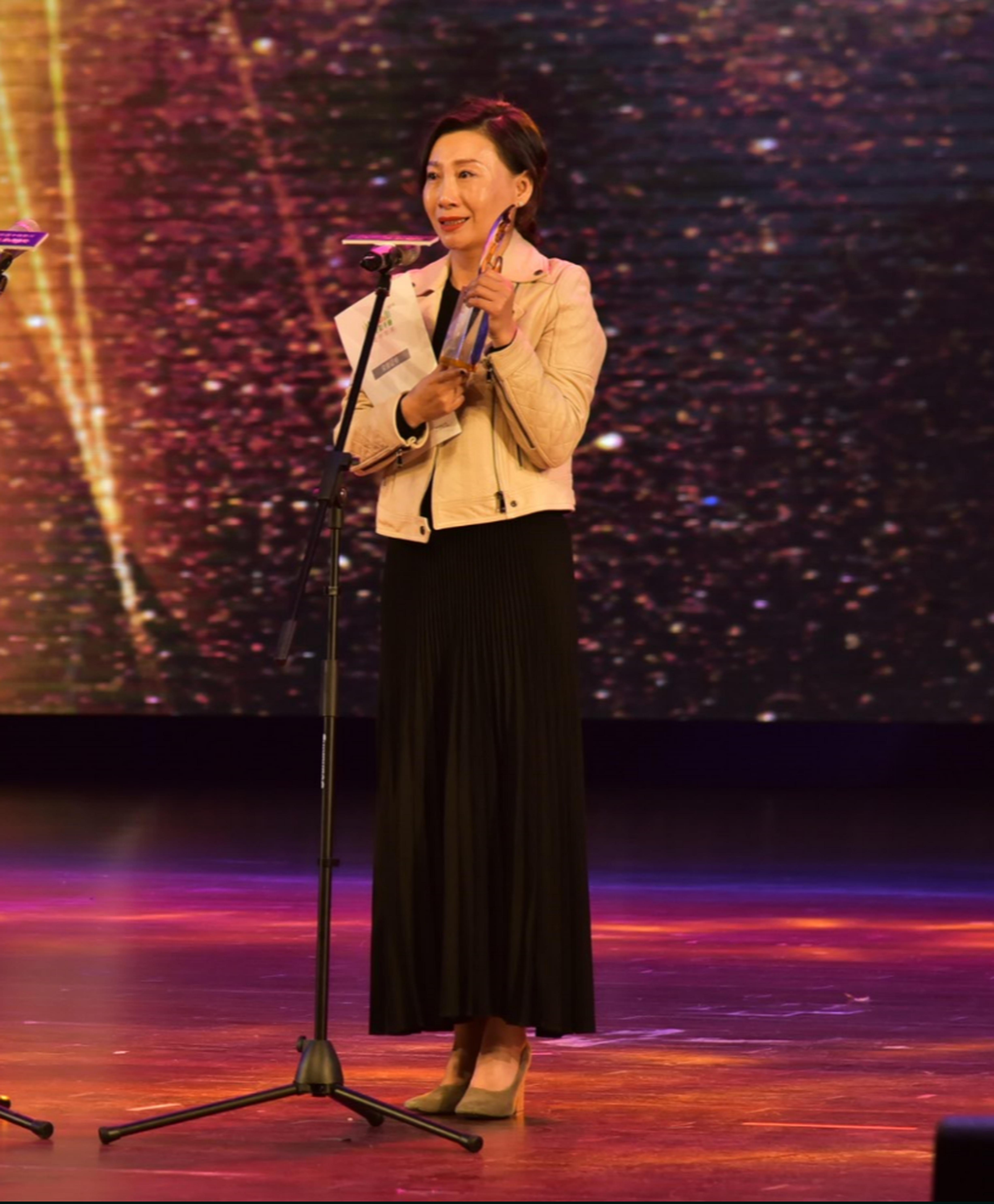 乔任梁经纪人替他领奖