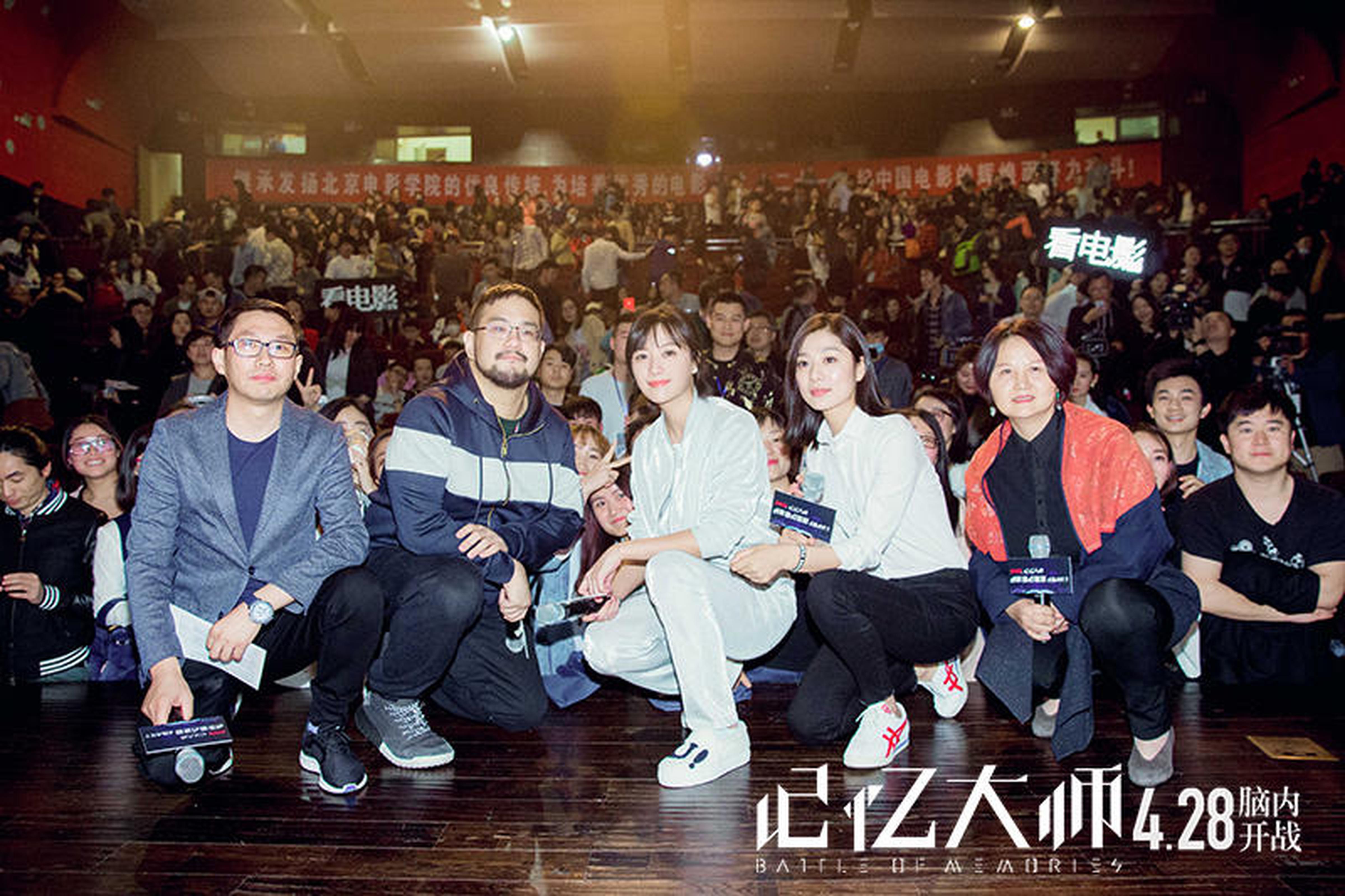 主创看电影沙龙现场与观众合影